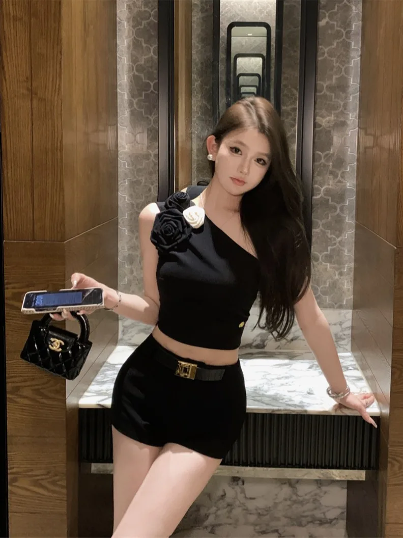 Комплект из двух предметов для зрелых девушек, пикантный короткий топ без рукавов с косым воротником и узкие шорты с завышенной талией, женская одежда 
Комплект из двух предметов для зрелых девушек, пикантный короткий топ без рукавов с косым воротником и узкие шорты с завышенной талией, женская одежда