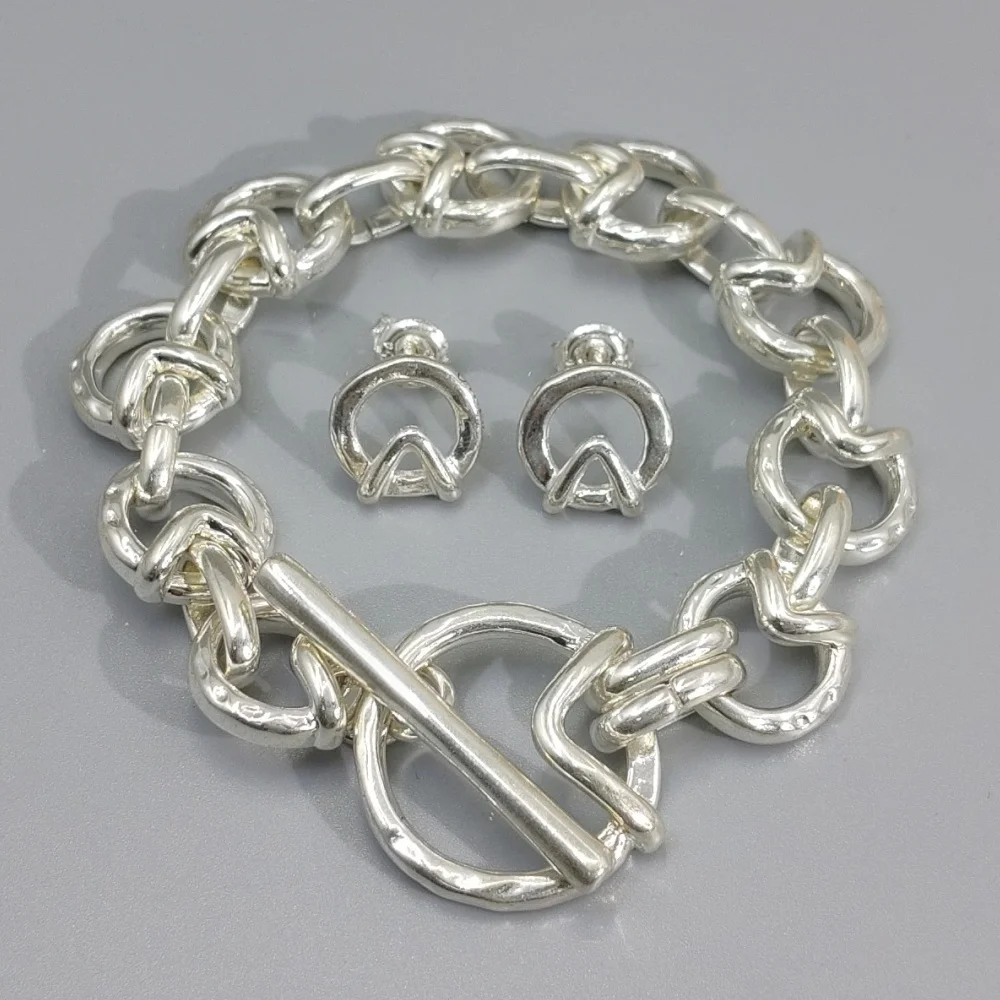 2026 Spain niche design gold silver geometric buckle earrings bracelet jewelry two-piece set surprise gift
2026 Spain niche design gold silver geometric buckle earrings bracelet jewelry two-piece set surprise gift