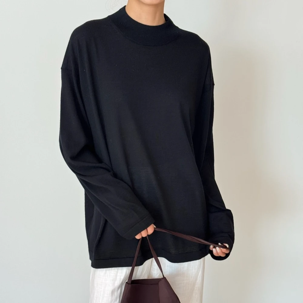 Минималистичный вязаный шерстяной свитер высокого класса
Минималистичный вязаный шерстяной свитер высокого класса