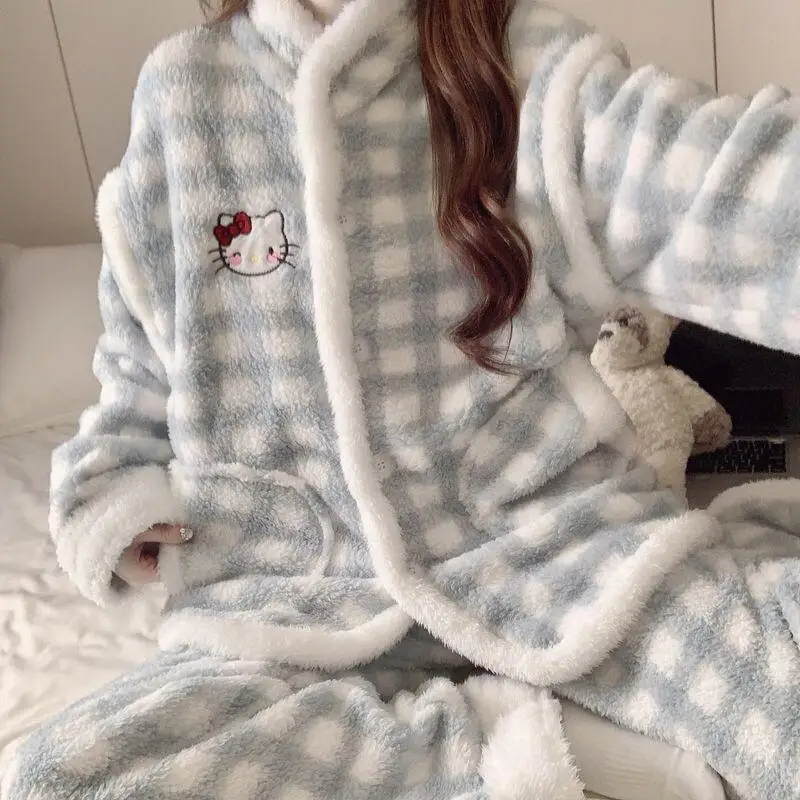 Комплект домашней одежды Sanrio: теплые флисовые пижамы из кораллового флиса с рисунком Hello Kitty для женщин, утолщенные, для осени и зимы
Комплект домашней одежды Sanrio: теплые флисовые пижамы из кораллового флиса с рисунком Hello Kitty для женщин, утолщенные, для осени и зимы