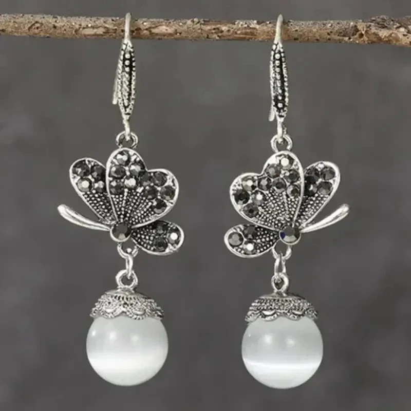 Vintage Inlaid Imitation Pearl Dangle Women's Earrings Silver Color Geometry Daily Wear Party Jewelry Anniversary Gift
Vintage Inlaid Imitation Pearl Dangle Women's Earrings Silver Color Geometry Daily Wear Party Jewelry Anniversary Gift