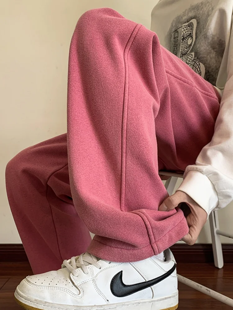 Розовые повседневные брюки для мужчин, весенне-осенние, прямые, свободные, широкие, модные спортивные штаны с эффектом потертости
Розовые повседневные брюки для мужчин, весенне-осенние, прямые, свободные, широкие, модные спортивные штаны с эффектом потертости