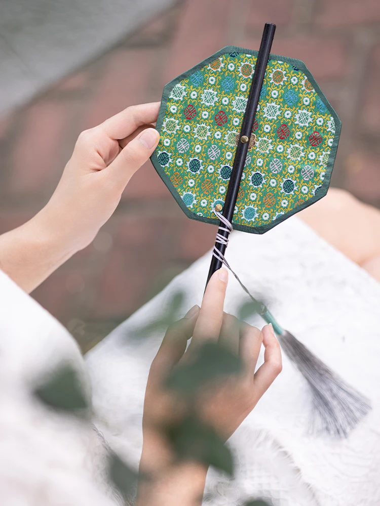 Portable Nanjing Yunjin Research Institute Museum Long Handle Embroidered Waist Fan Traditional Chinese Style round Fan
Portable Nanjing Yunjin Research Institute Museum Long Handle Embroidered Waist Fan Traditional Chinese Style round Fan