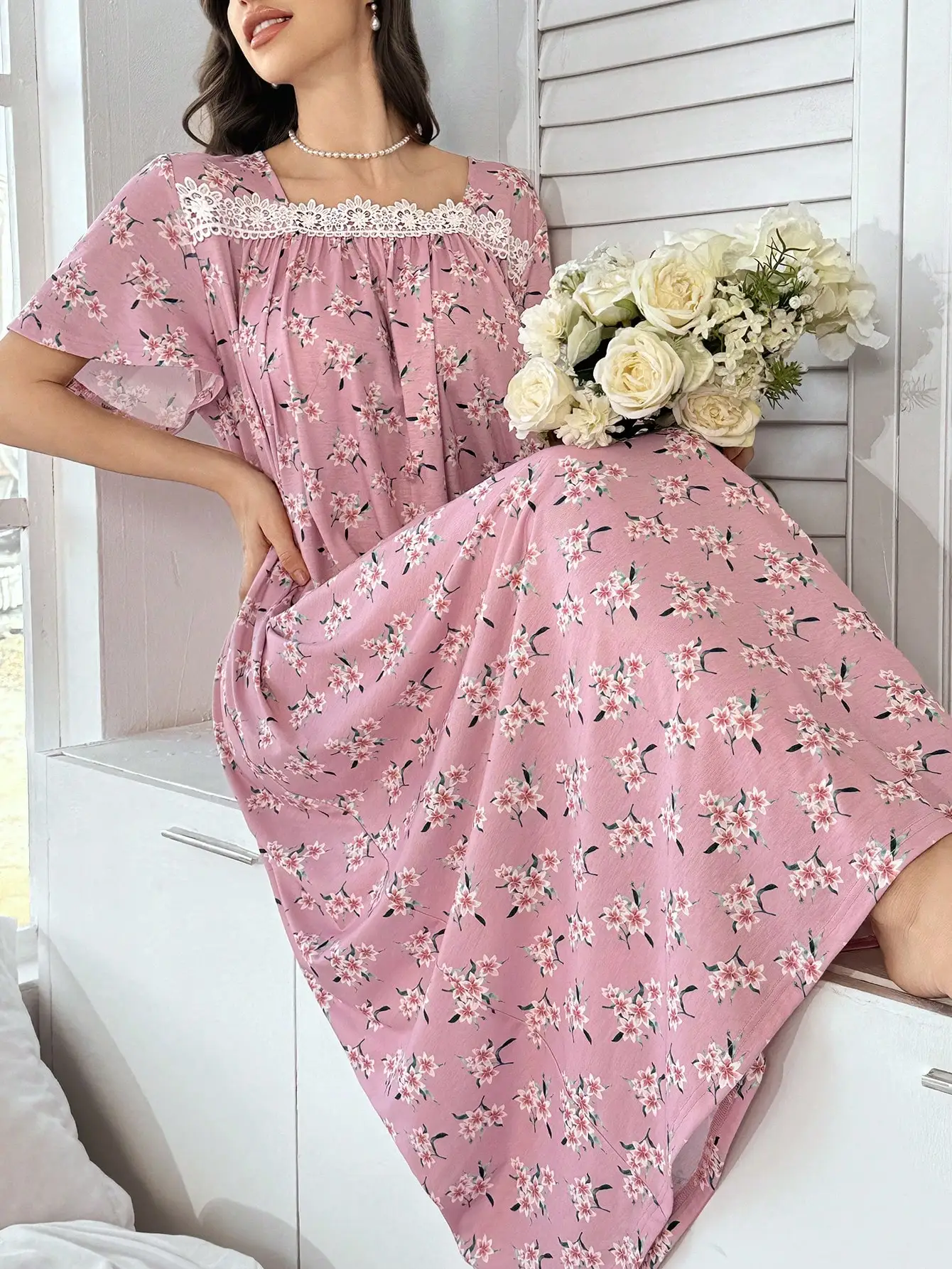 Женская розовая ночная сорочка макси с цветочным принтом и кружевной отделкой, платье для сна с короткими рукавами
Женская розовая ночная сорочка макси с цветочным принтом и кружевной отделкой, платье для сна с короткими рукавами