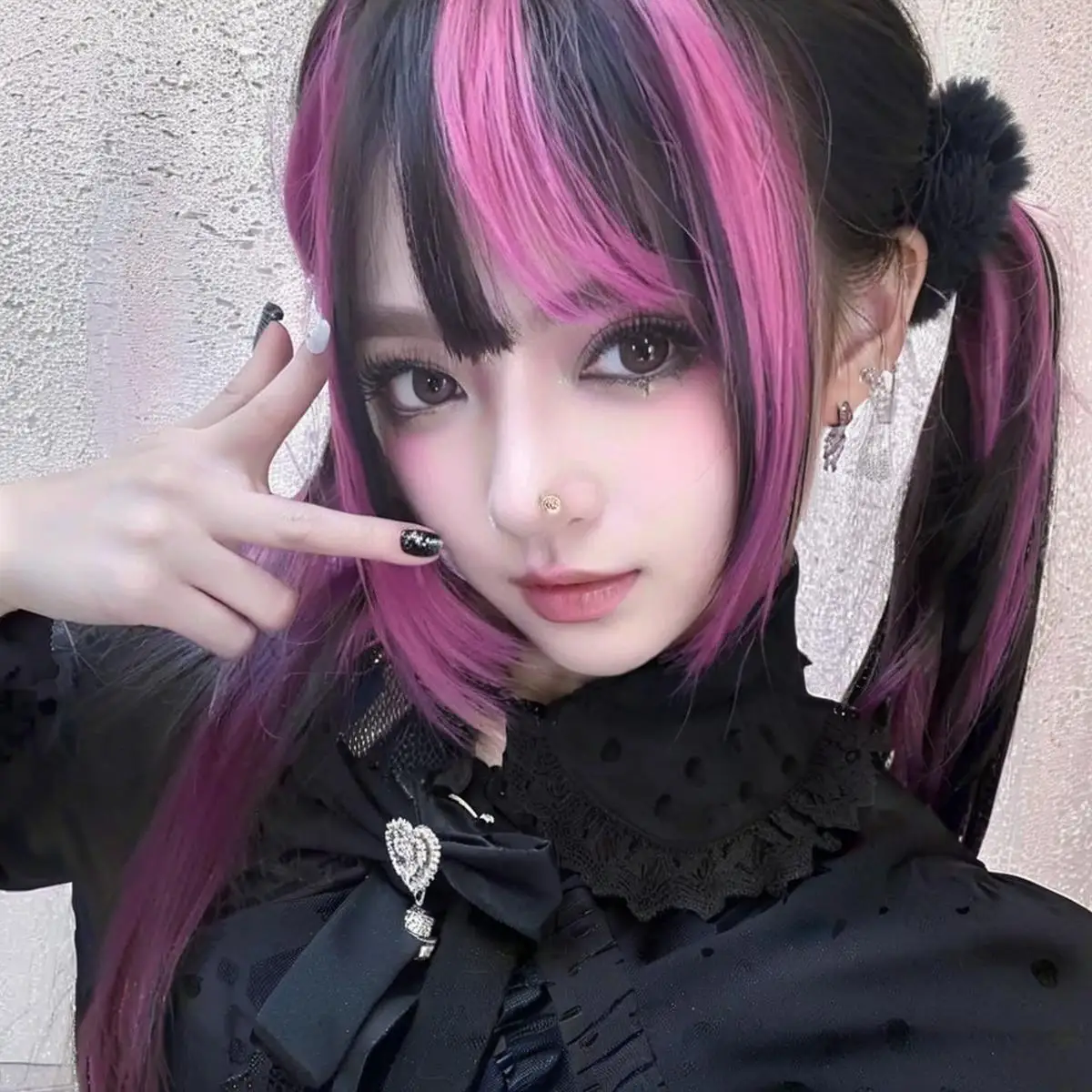 Готический парик с двойным хвостом - темно-розовый головной убор с эффектом омбре, готовые к ношению волосы для косплея, стиль эмо-сцены с воздушной челкой
Готический парик с двойным хвостом - темно-розовый головной убор с эффектом омбре, готовые к ношению волосы для косплея, стиль эмо-сцены с воздушной челкой