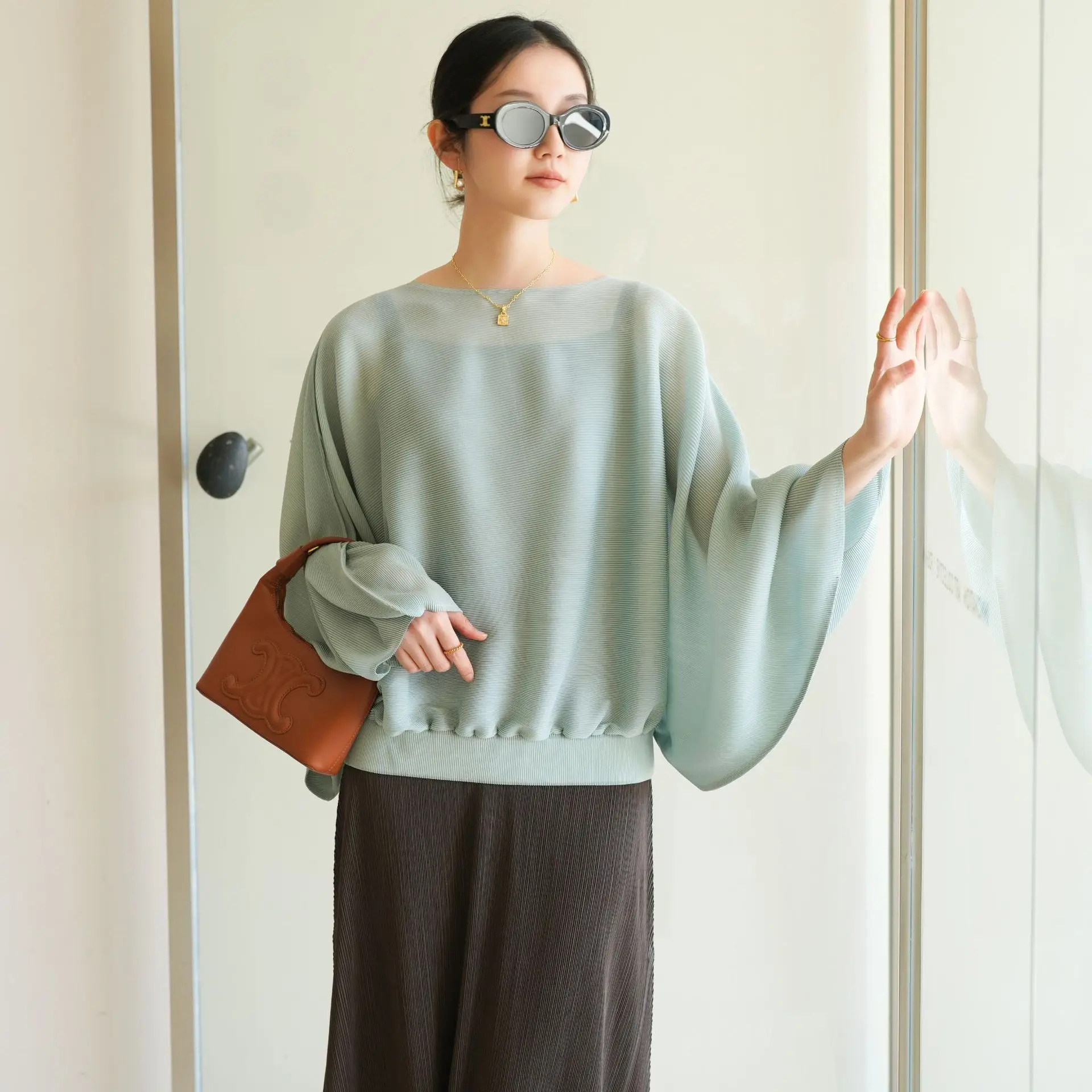 Miyake Высококачественный плиссированный свитер с капюшоном, лето 2021, новый элегантный свободный модный повседневный топ с рукавами «летучая мышь», женская одежда
Miyake Высококачественный плиссированный свитер с капюшоном, лето 2021, новый элегантный свободный модный повседневный топ с рукавами «летучая мышь», женская одежда