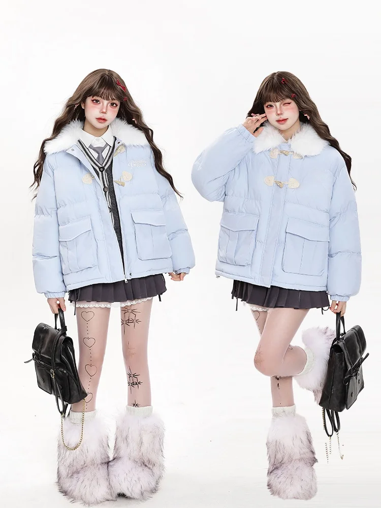 Утепленная хлопковая куртка Sli Thiened для женщин, новая коллекция 2026 года, свободный крой, теплая, с меховым воротником, для повседневной носки, с простой вышивкой
Утепленная хлопковая куртка Sli Thiened для женщин, новая коллекция 2026 года, свободный крой, теплая, с меховым воротником, для повседневной носки, с простой вышивкой
