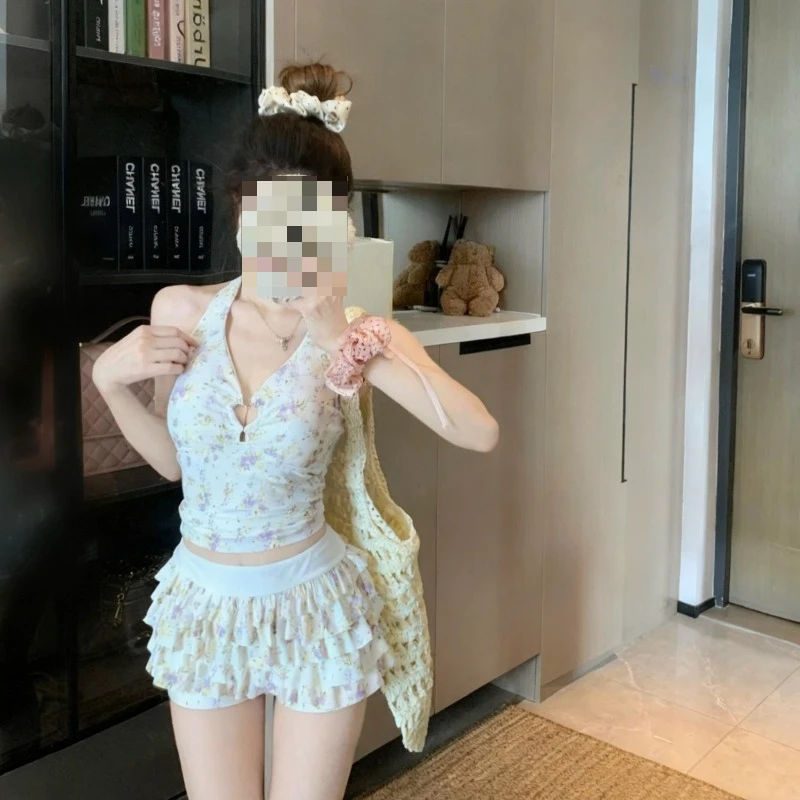 2025 Floral Halter Neck Two-Piece Swimsuit | Slimming Ruffle Skirt & Push-Up Top for Small Bust, Conservative & Sexy Beachwear
2025 Floral Halter Neck Two-Piece Swimsuit | Slimming Ruffle Skirt & Push-Up Top for Small Bust, Conservative & Sexy Beachwear