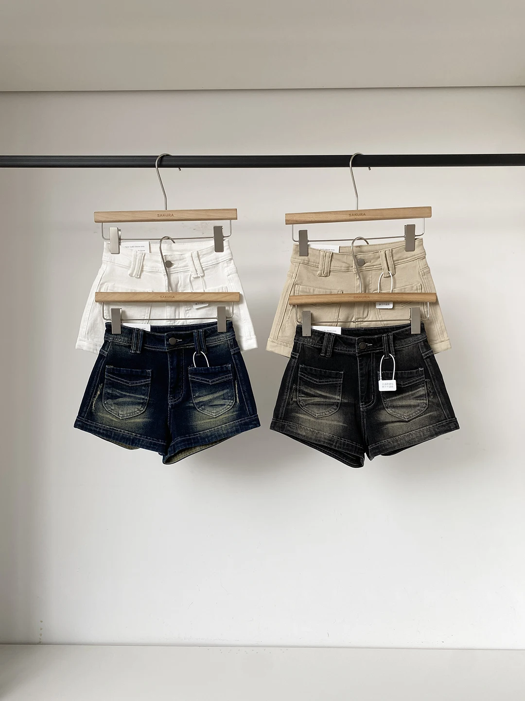 Retro American Design Distressed Slim Fit Denim Shorts Women's Fashion Spring Commute High Waist Pocket Detail Polyester Fiber
Retro American Design Distressed Slim Fit Denim Shorts Women's Fashion Spring Commute High Waist Pocket Detail Polyester Fiber