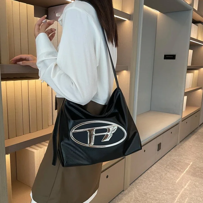 Известная дизайнерская зимняя женская сумка на плечо, горячая распродажа, модная тенденция, изысканная классическая красивая универсальная сумка
Известная дизайнерская зимняя женская сумка на плечо, горячая распродажа, модная тенденция, изысканная классическая красивая универсальная сумка