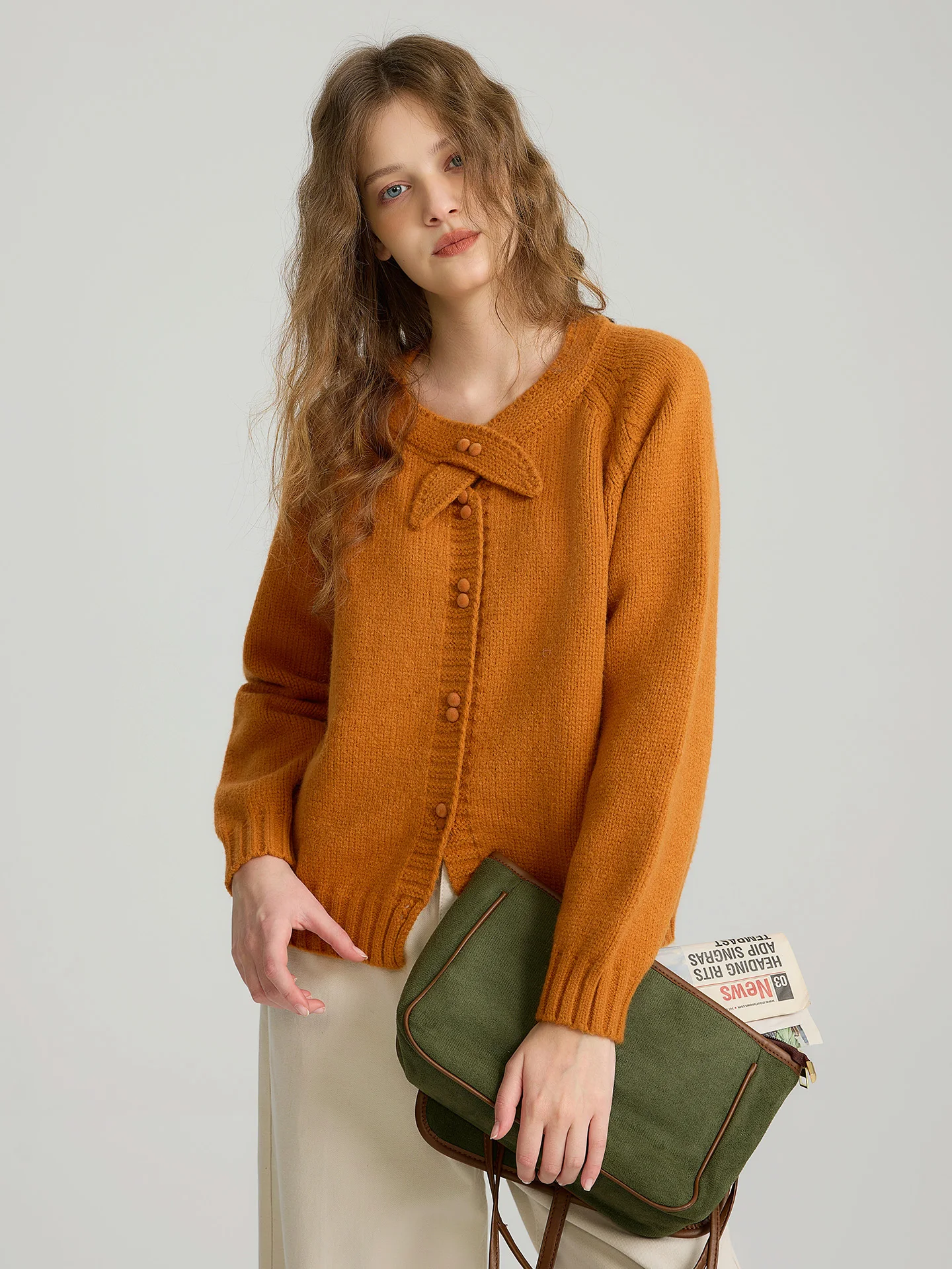 LiuPiaoPiao 2025 Осенне-зимний мягкий уютный кардиган-свитер тыквенного цвета с маленьким бантом, женская вязаная кофта на пуговицах с длинными рукавами
LiuPiaoPiao 2025 Осенне-зимний мягкий уютный кардиган-свитер тыквенного цвета с маленьким бантом, женская вязаная кофта на пуговицах с длинными рукавами