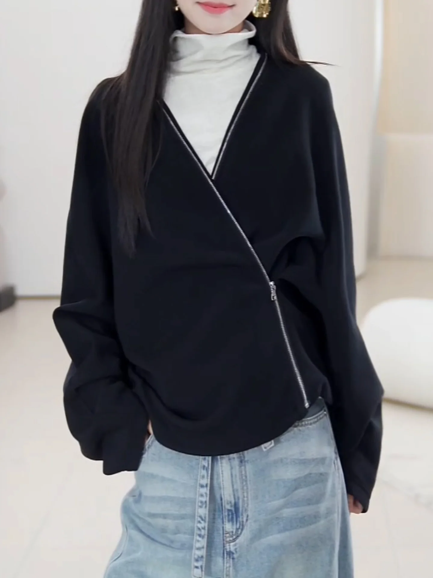 Новая осенне-зимняя женская куртка в корейском стиле с V-образным вырезом и молнией, свободного кроя, с длинными рукавами, повседневная, премиум-класса
Новая осенне-зимняя женская куртка в корейском стиле с V-образным вырезом и молнией, свободного кроя, с длинными рукавами, повседневная, премиум-класса