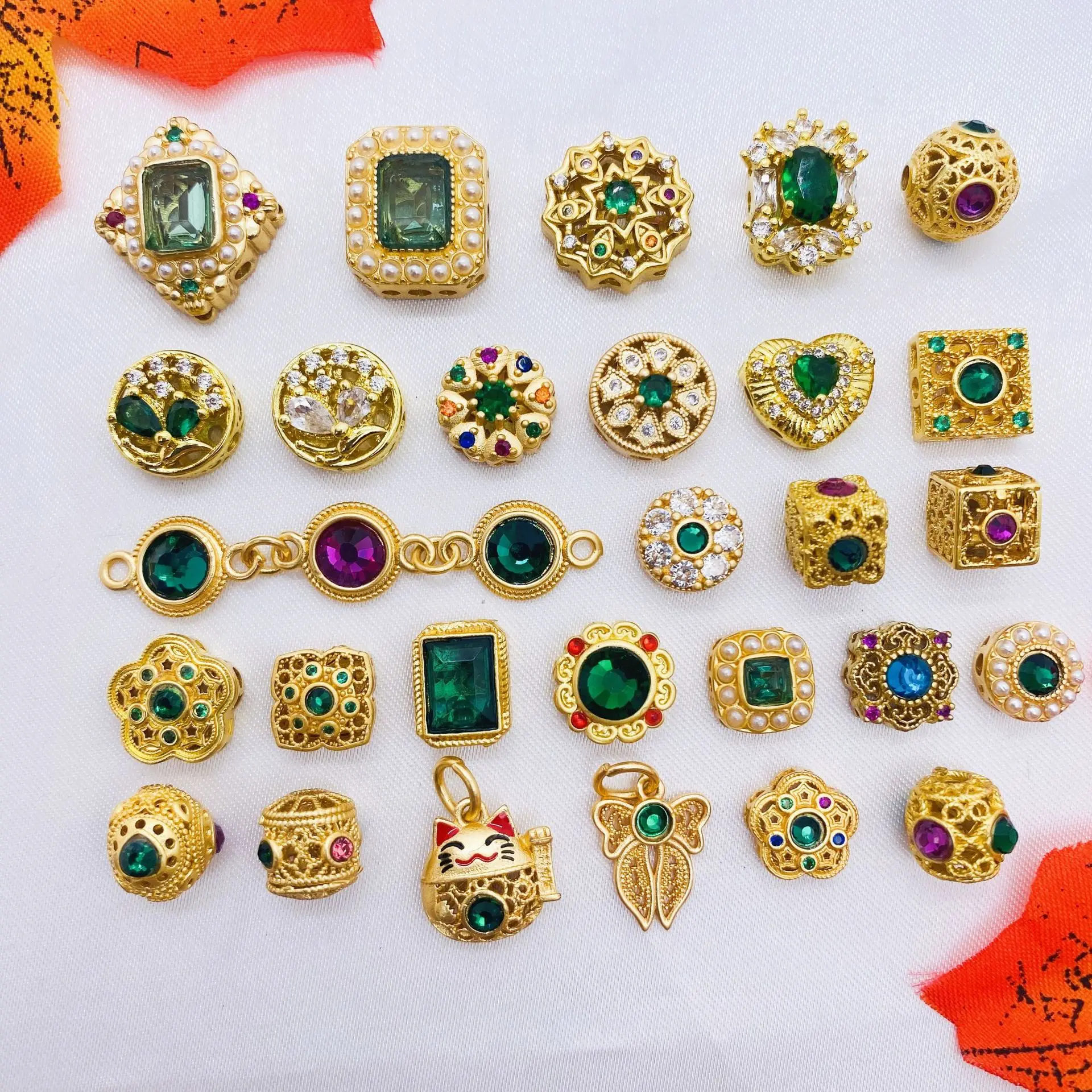 8pcs Copper Gold-plated Inlaid with Red and Green Zircon Beads DIY Necklace Bracelet Jewelry Accessories Beading Materials
8pcs Copper Gold-plated Inlaid with Red and Green Zircon Beads DIY Necklace Bracelet Jewelry Accessories Beading Materials
