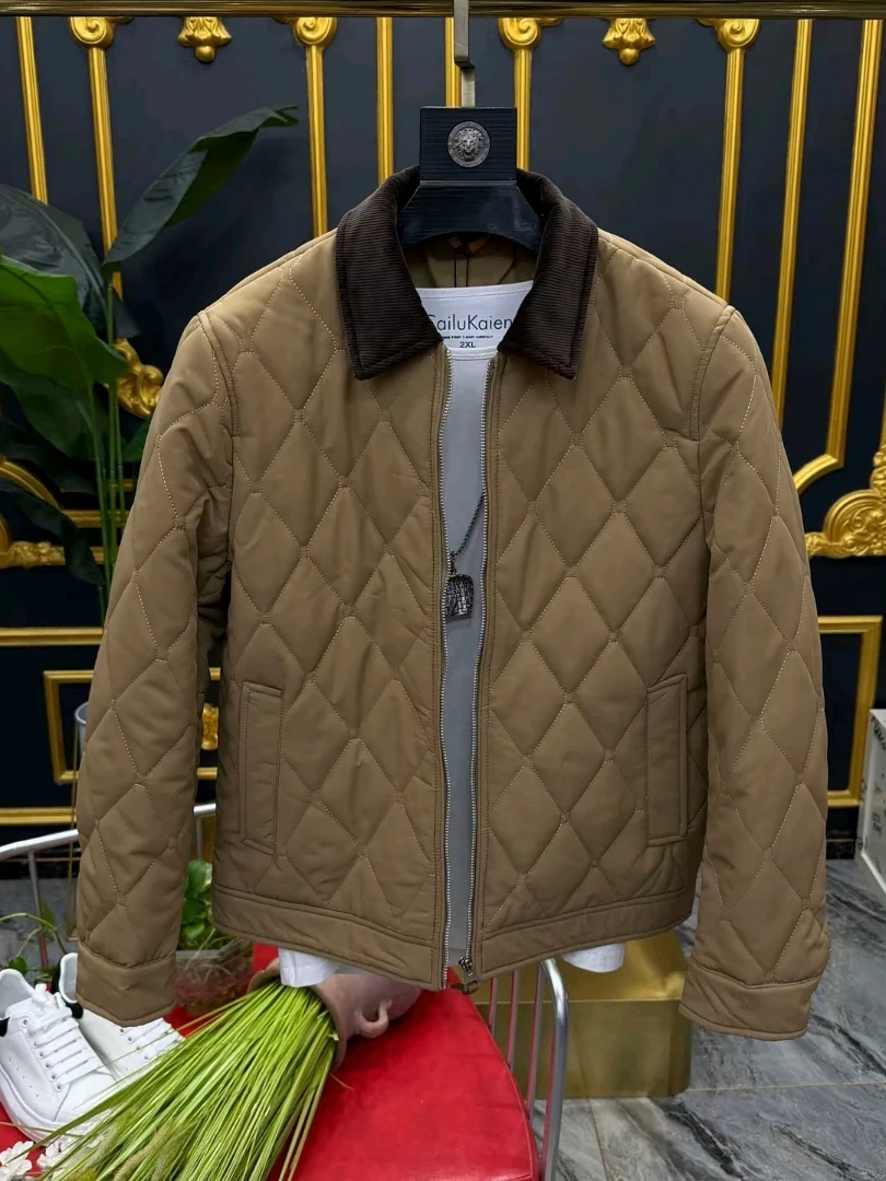 Мужская осенне-зимняя новая куртка с простым воротником, на хлопковой подкладке, модная, универсальная, высококачественная, стильная.
Мужская осенне-зимняя новая куртка с простым воротником, на хлопковой подкладке, модная, универсальная, высококачественная, стильная.