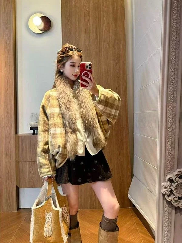 Ретро-пальто в корейском стиле с пэчворком, длинными рукавами, клетчатым узором, хлопковыми вставками и меховым воротником, женская верхняя одежда, осень-зима, новинка
Ретро-пальто в корейском стиле с пэчворком, длинными рукавами, клетчатым узором, хлопковыми вставками и меховым воротником, женская верхняя одежда, осень-зима, новинка