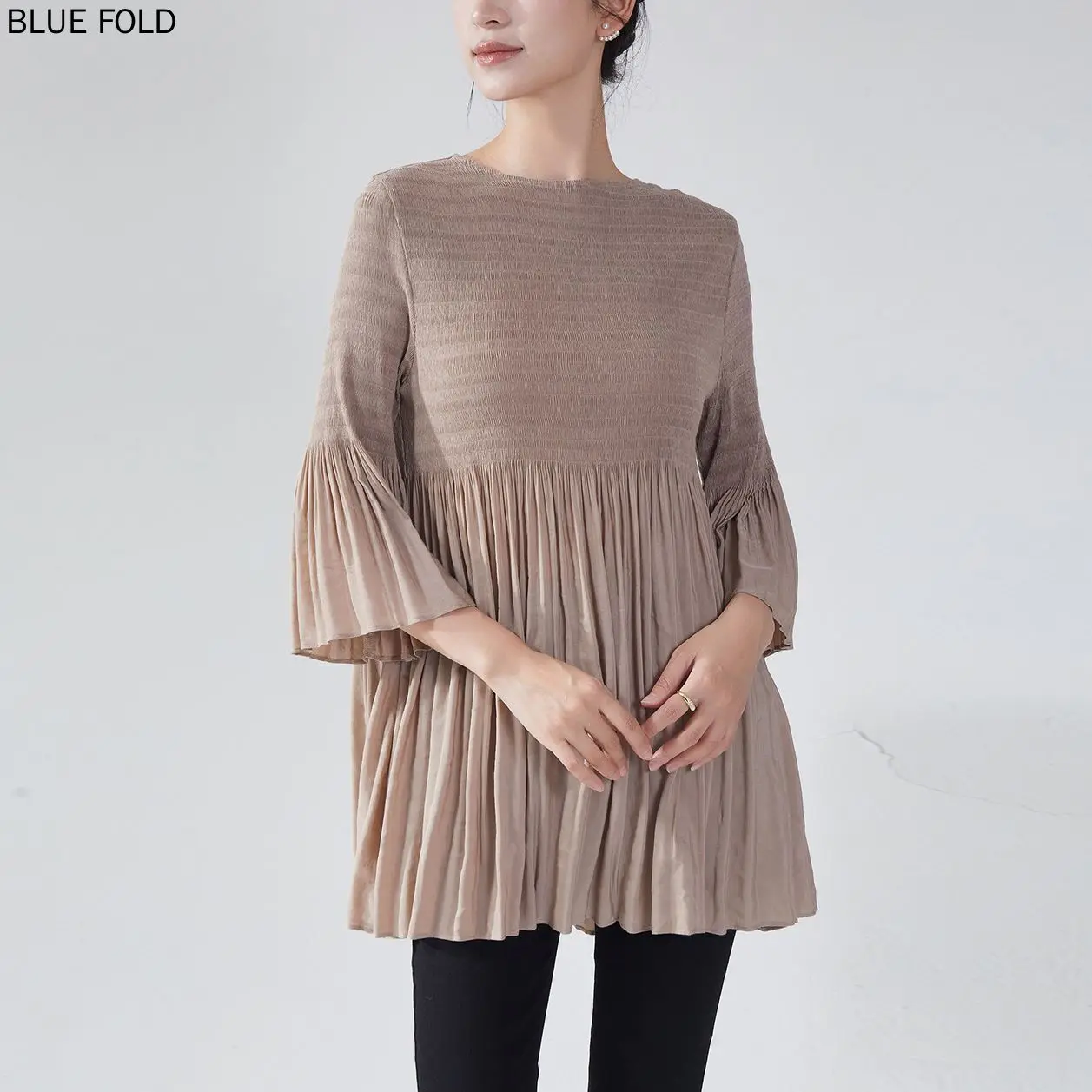 Spring 2025 Women's Pleated Oversize T-shirt Loose 7-Point Sleeve Large Size Top by Miyake
Spring 2025 Women's Pleated Oversize T-shirt Loose 7-Point Sleeve Large Size Top by Miyake