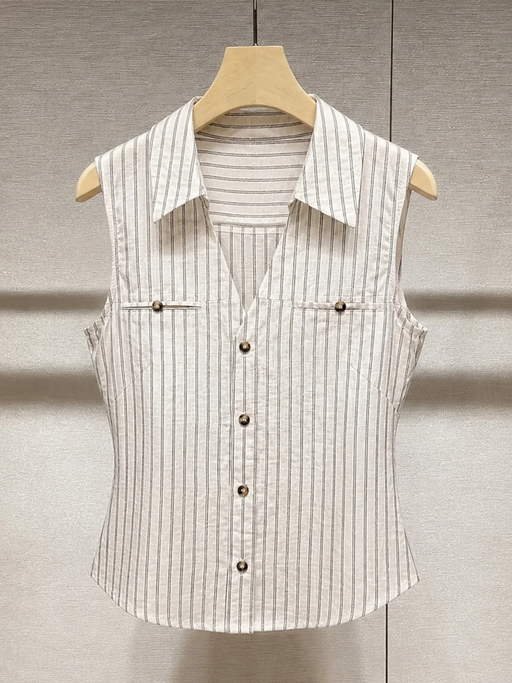 Classic Striped Design Turn-down Collar Sleeveless Shirt Summer Slim-fit Women's Commute Versatile Top Korean Style
Classic Striped Design Turn-down Collar Sleeveless Shirt Summer Slim-fit Women's Commute Versatile Top Korean Style