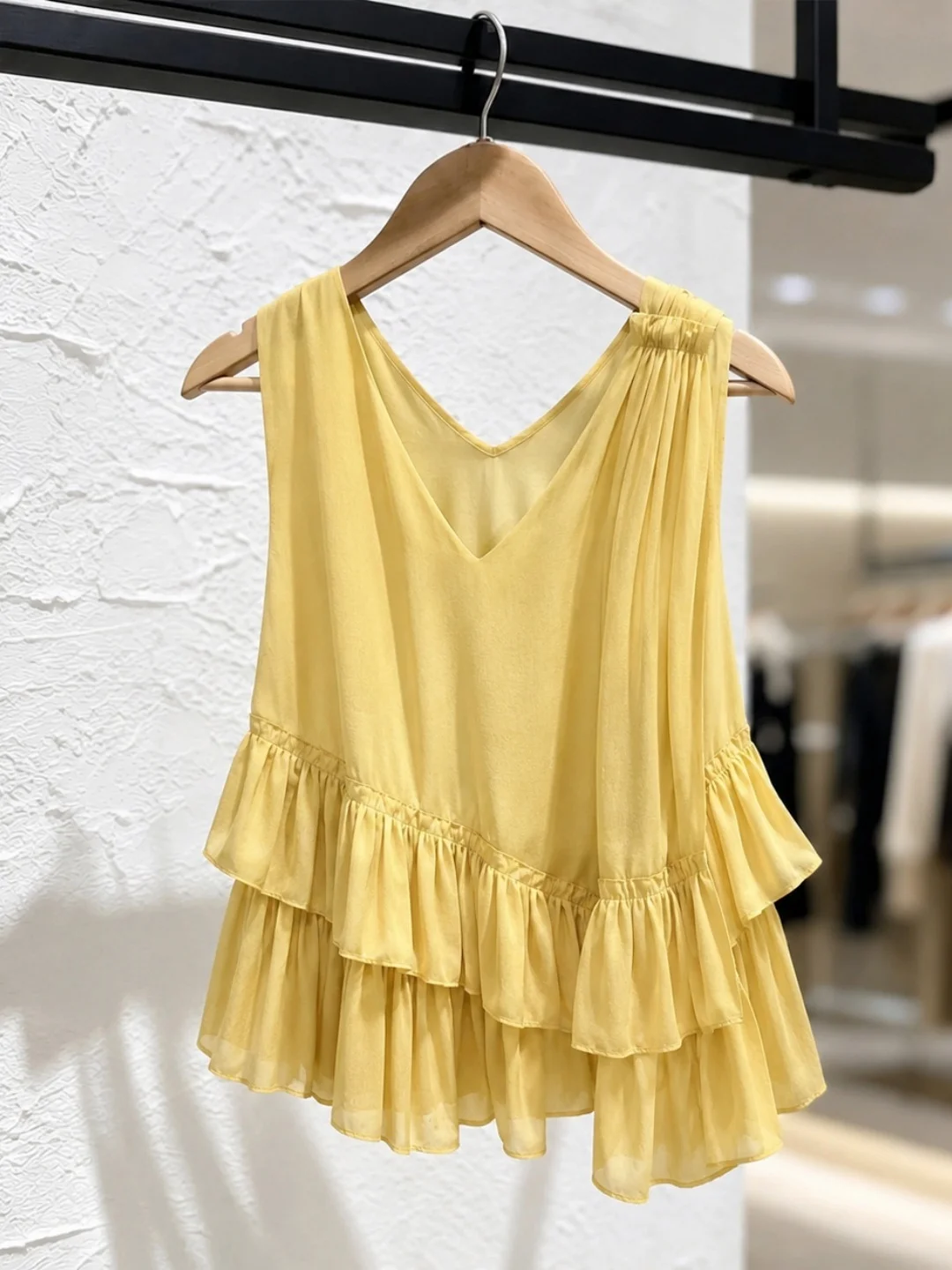 Unique Elegant Lace Trim V-Neck Vest Loose Casual Sleeveless Top for Women Korean Style Straight Cut Summer Fashion Silk Blend
Unique Elegant Lace Trim V-Neck Vest Loose Casual Sleeveless Top for Women Korean Style Straight Cut Summer Fashion Silk Blend
