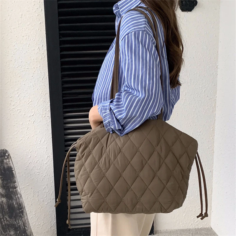 Simple Design Korean Rhombus Quilted Shoulder Bags Women Winter New Drawstring Versatile Casual Underarm Bag Street Vintage Tote
Simple Design Korean Rhombus Quilted Shoulder Bags Women Winter New Drawstring Versatile Casual Underarm Bag Street Vintage Tote
