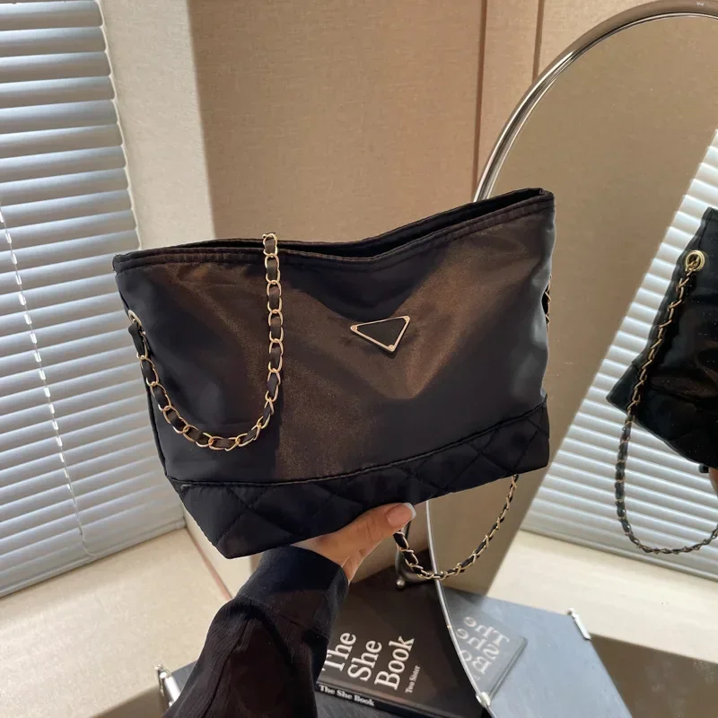 Versatile women's shoulder bag large capacity diamond messenger bag stray tote bucket handbag
Versatile women's shoulder bag large capacity diamond messenger bag stray tote bucket handbag