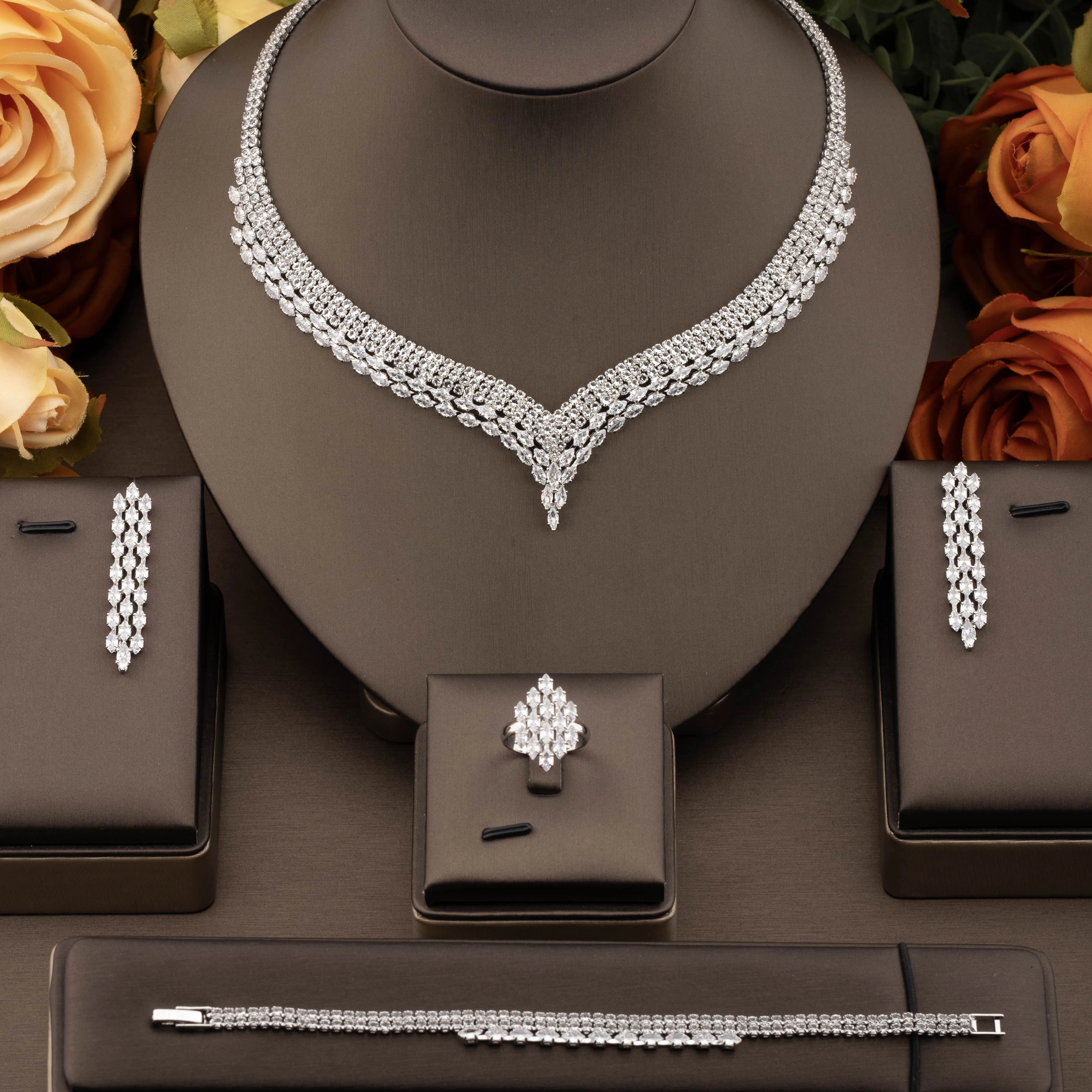 1 Set of Luxurious Inlaid Sparkling Cubic Zirconia V-Neck Design Jewelry Set Suitable for Women to Wear at Weddings and Banquets. Gift Box Not Included
1 Set of Luxurious Inlaid Sparkling Cubic Zirconia V-Neck Design Jewelry Set Suitable for Women to Wear at Weddings and Banquets. Gift Box Not Included