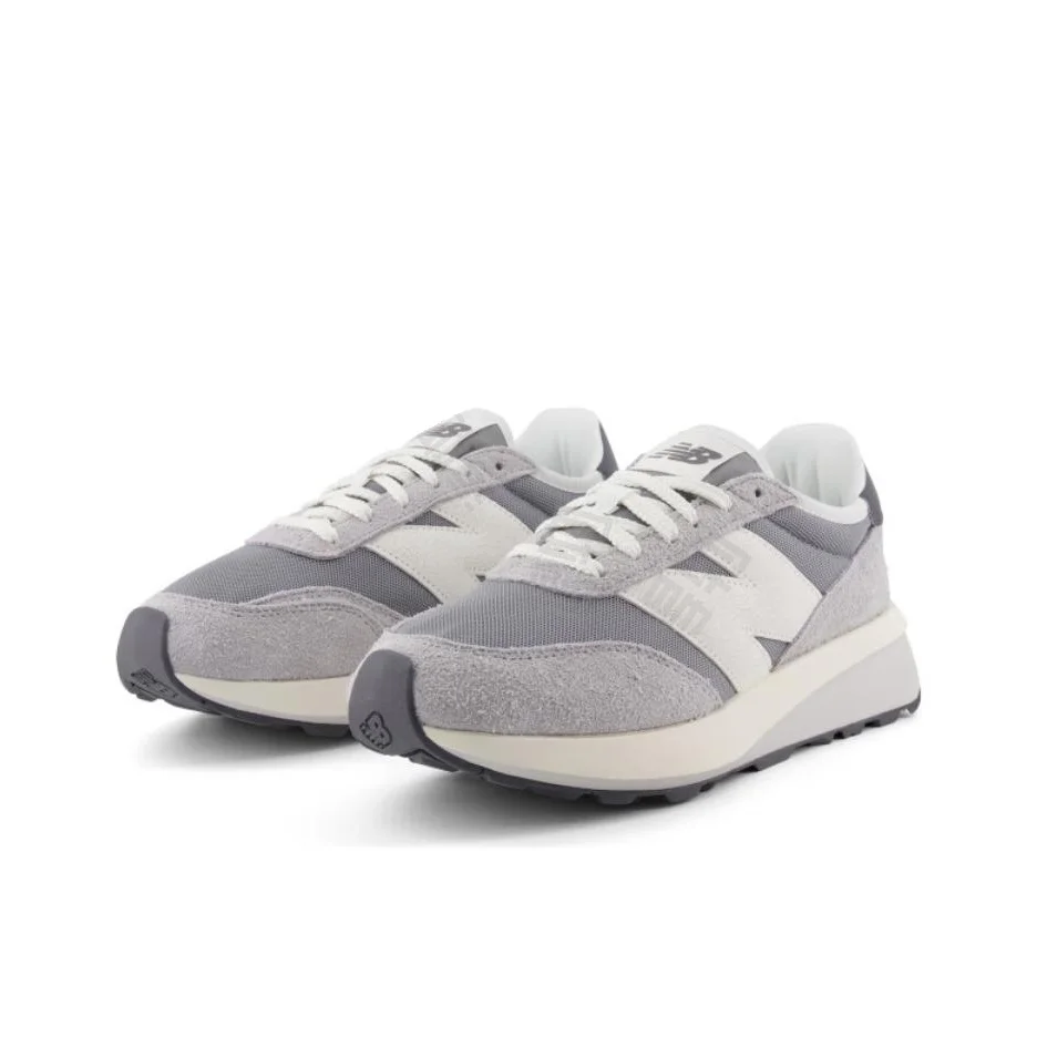 New Balance 370 – повседневная обувь с низким вырезом для мужчин и женщин, цвет серый.
New Balance 370 – повседневная обувь с низким вырезом для мужчин и женщин, цвет серый.