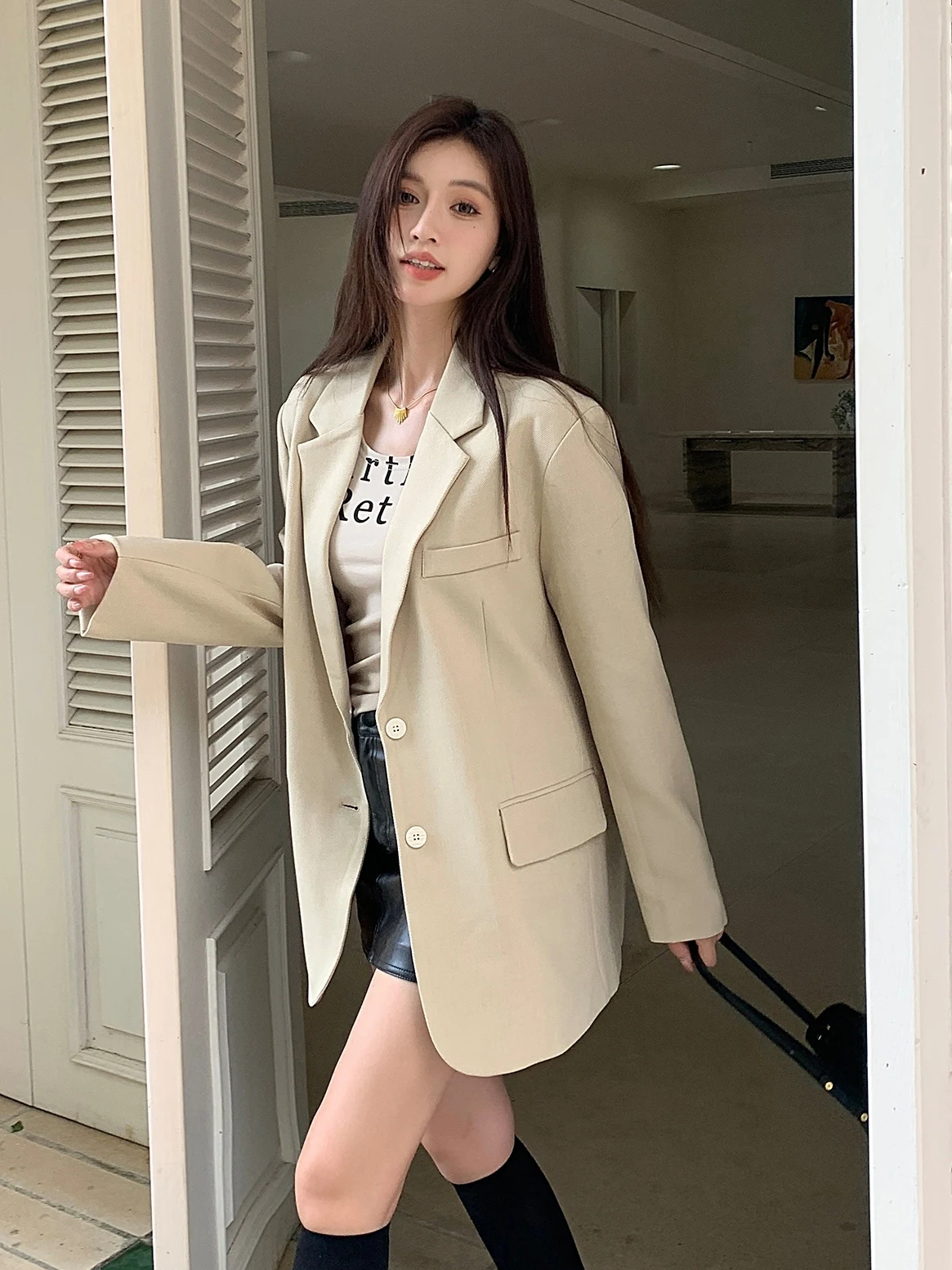 Повседневный свободный женский пиджак с длинными рукавами, весна-осень, новый дизайн, легкая ткань, однотонный, для офиса, модный топ
Повседневный свободный женский пиджак с длинными рукавами, весна-осень, новый дизайн, легкая ткань, однотонный, для офиса, модный топ
