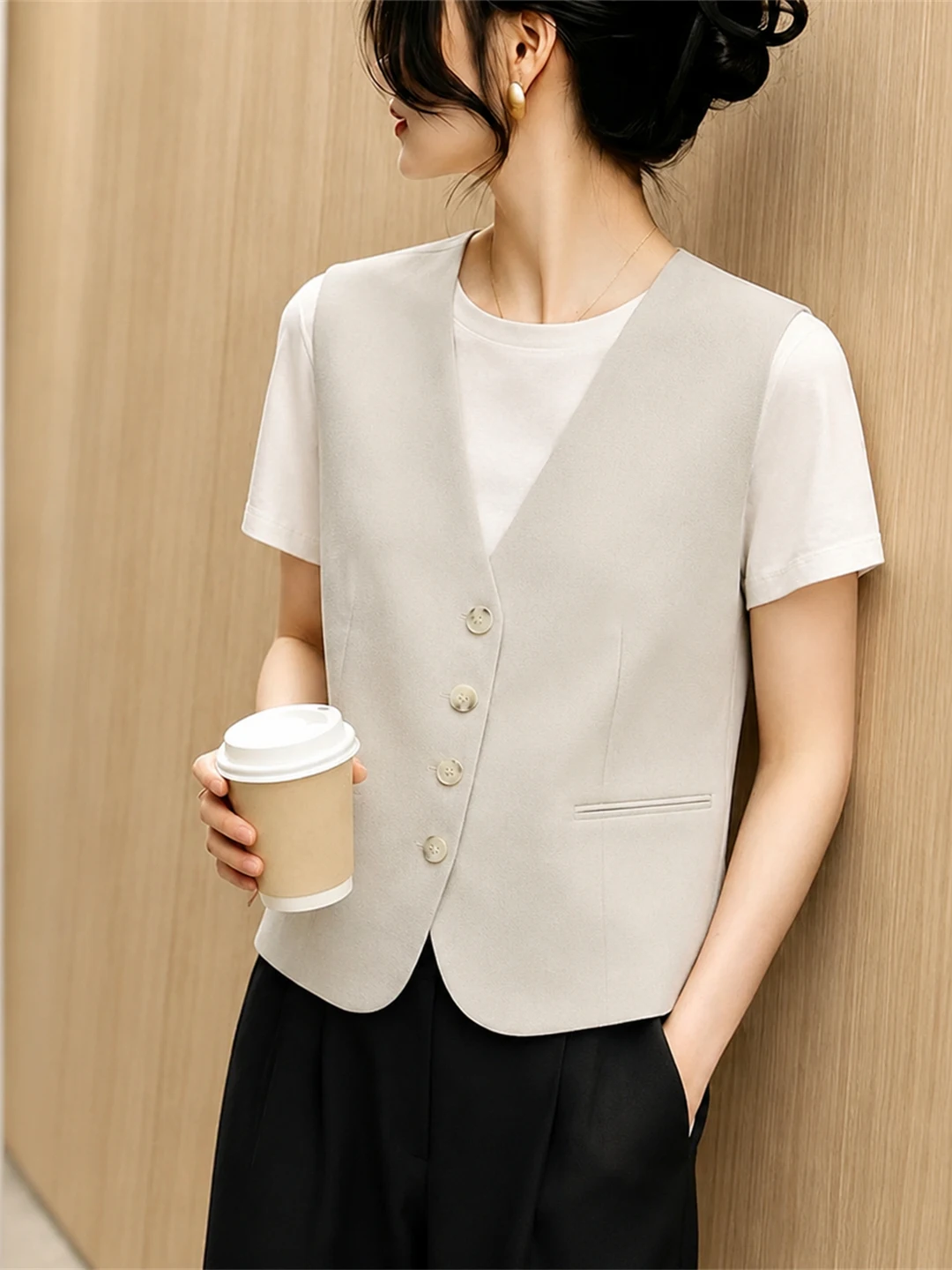 Elegant Minimalist Single-Button Sleeveless Vest Fashionable Top Women's Summer Open Cardigan High-End Feeling Small Shirt
Elegant Minimalist Single-Button Sleeveless Vest Fashionable Top Women's Summer Open Cardigan High-End Feeling Small Shirt