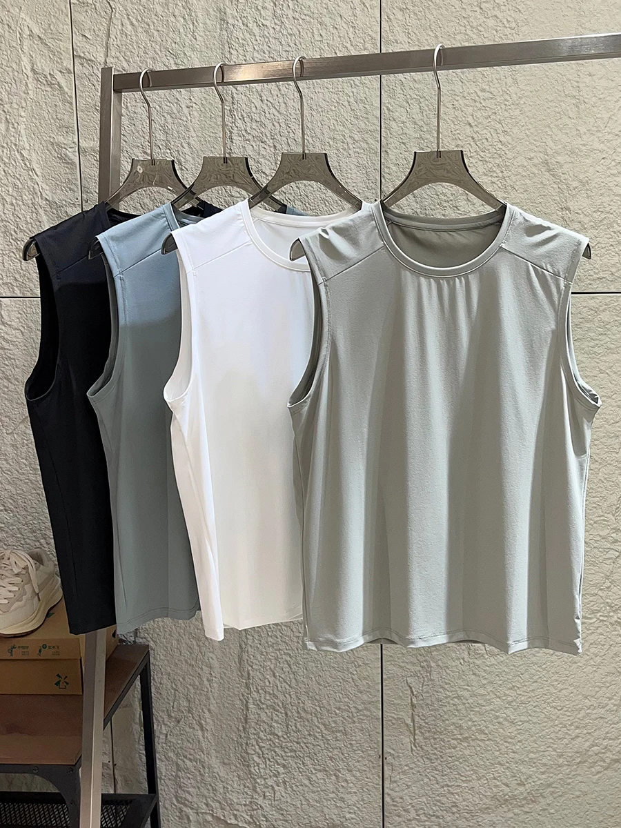 Men's Outdoor Fitness Tank Top Sleeveless Breathable Quick Dry Moisture Wicking Summer Sportswear Casual round Neck Design
Men's Outdoor Fitness Tank Top Sleeveless Breathable Quick Dry Moisture Wicking Summer Sportswear Casual round Neck Design