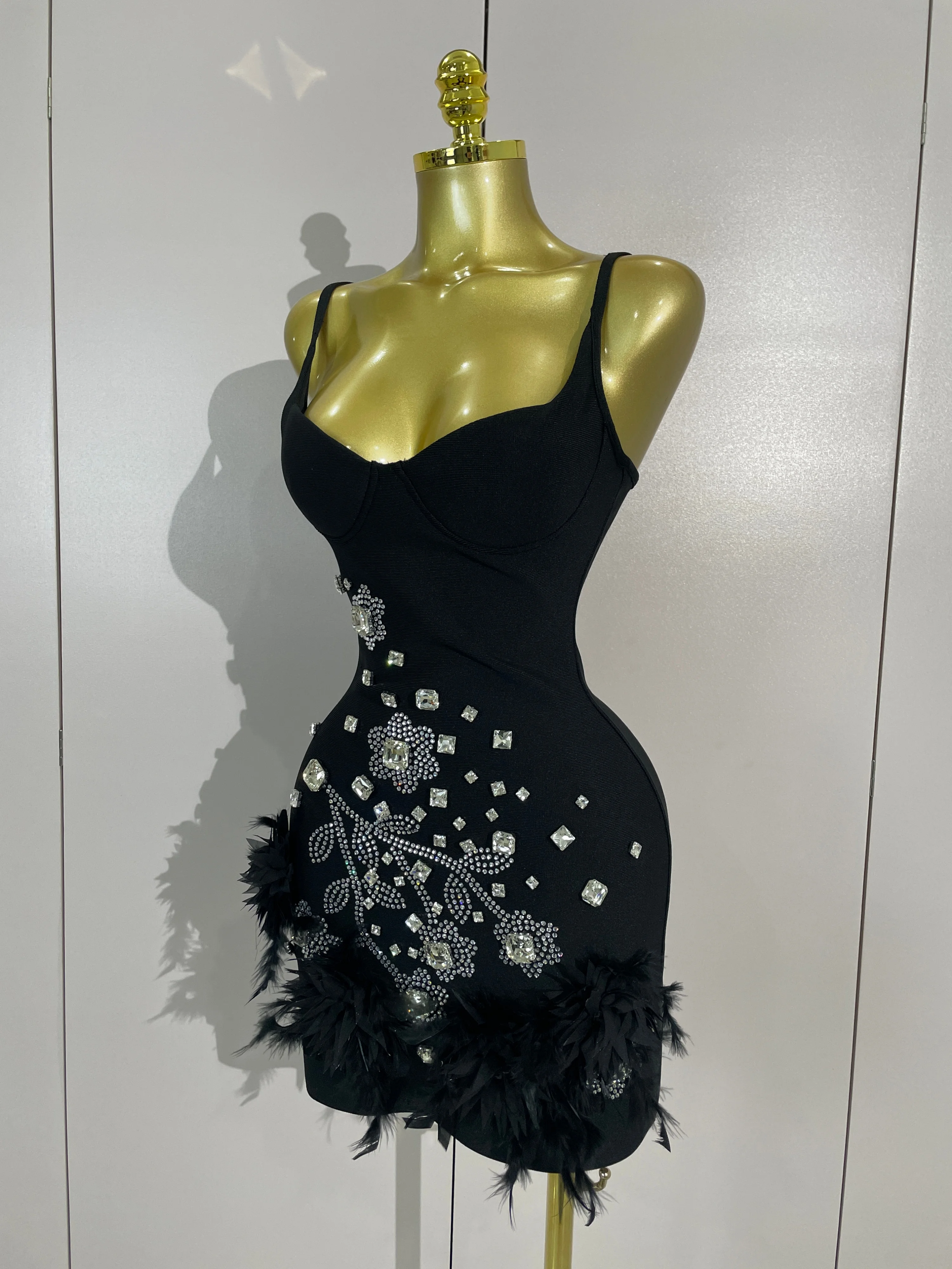 Sparkly Diamonds Beading Black Sexy V Neck Mini Bodycon Bandage Dress Women Celebrity Evening Party Wedding Guest Cocktail Dress
Sparkly Diamonds Beading Black Sexy V Neck Mini Bodycon Bandage Dress Women Celebrity Evening Party Wedding Guest Cocktail Dress