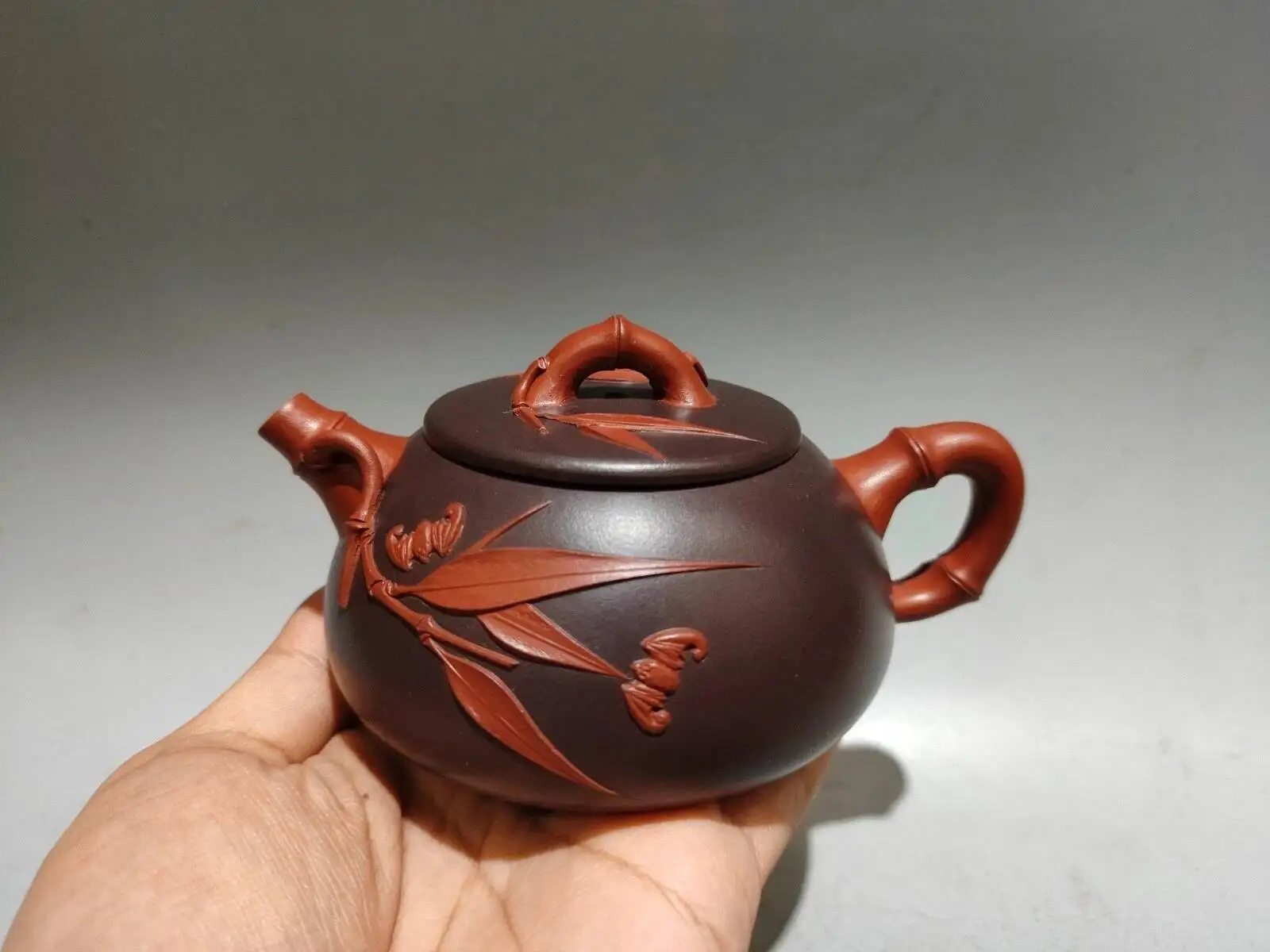 China Yi Xing Zisha Clay Handmade Exquisite Double Color Fortune Teapot
China Yi Xing Zisha Clay Handmade Exquisite Double Color Fortune Teapot
