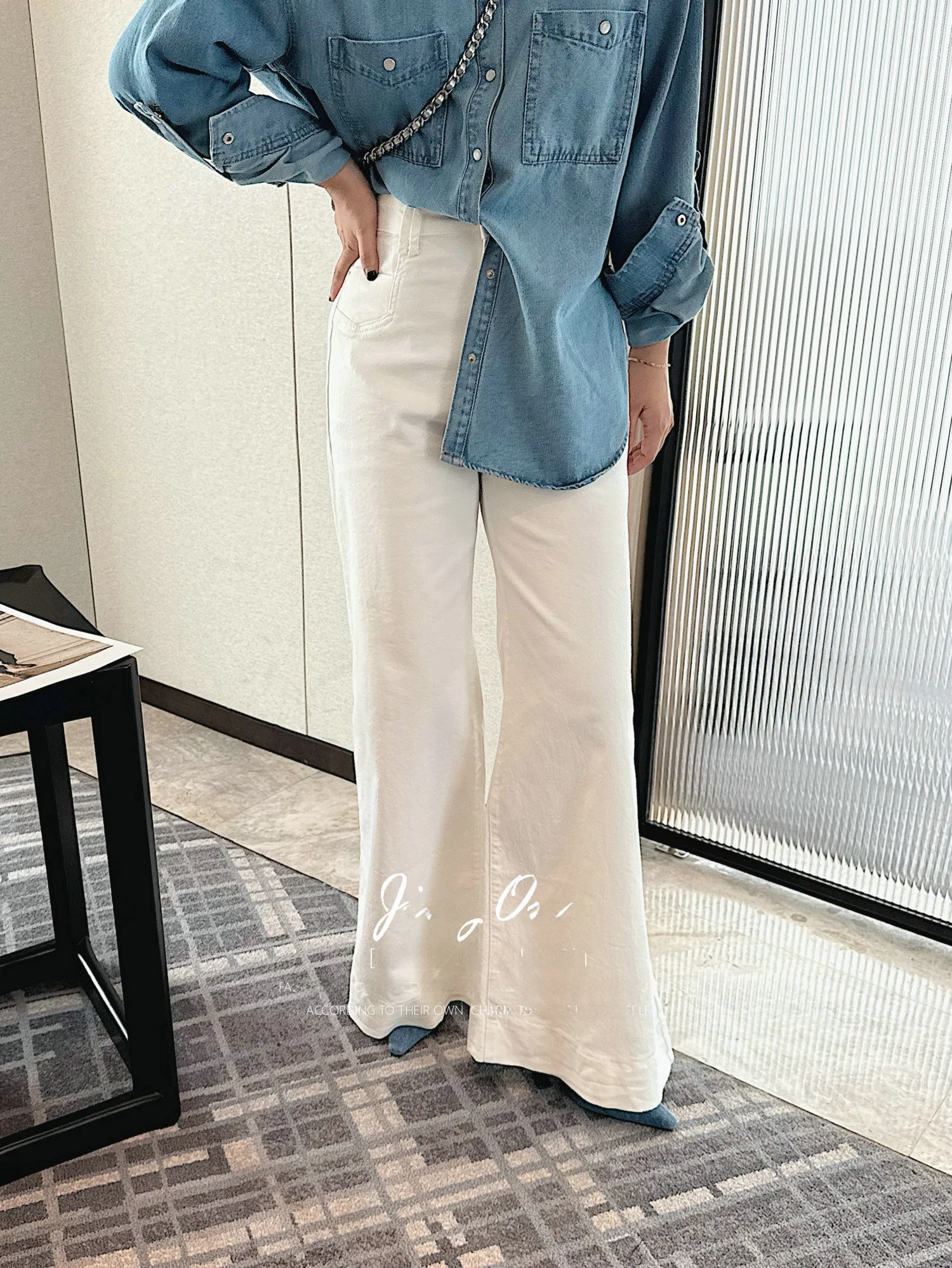 Джинсы с высокой талией и широкими штанинами, женские белые облегающие джинсы прямого кроя, универсальные, шикарные, корейские, премиум-качества
Джинсы с высокой талией и широкими штанинами, женские белые облегающие джинсы прямого кроя, универсальные, шикарные, корейские, премиум-качества