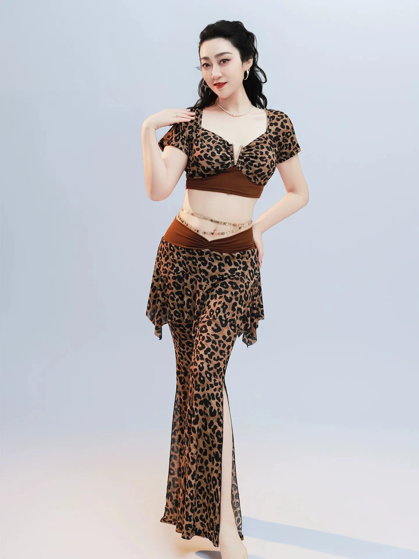 Original Belly Dance Costume Leopard Print Suit Girls Oriental Dance Group Performance Outfit Training Pants Trumpet Trousers
Original Belly Dance Costume Leopard Print Suit Girls Oriental Dance Group Performance Outfit Training Pants Trumpet Trousers