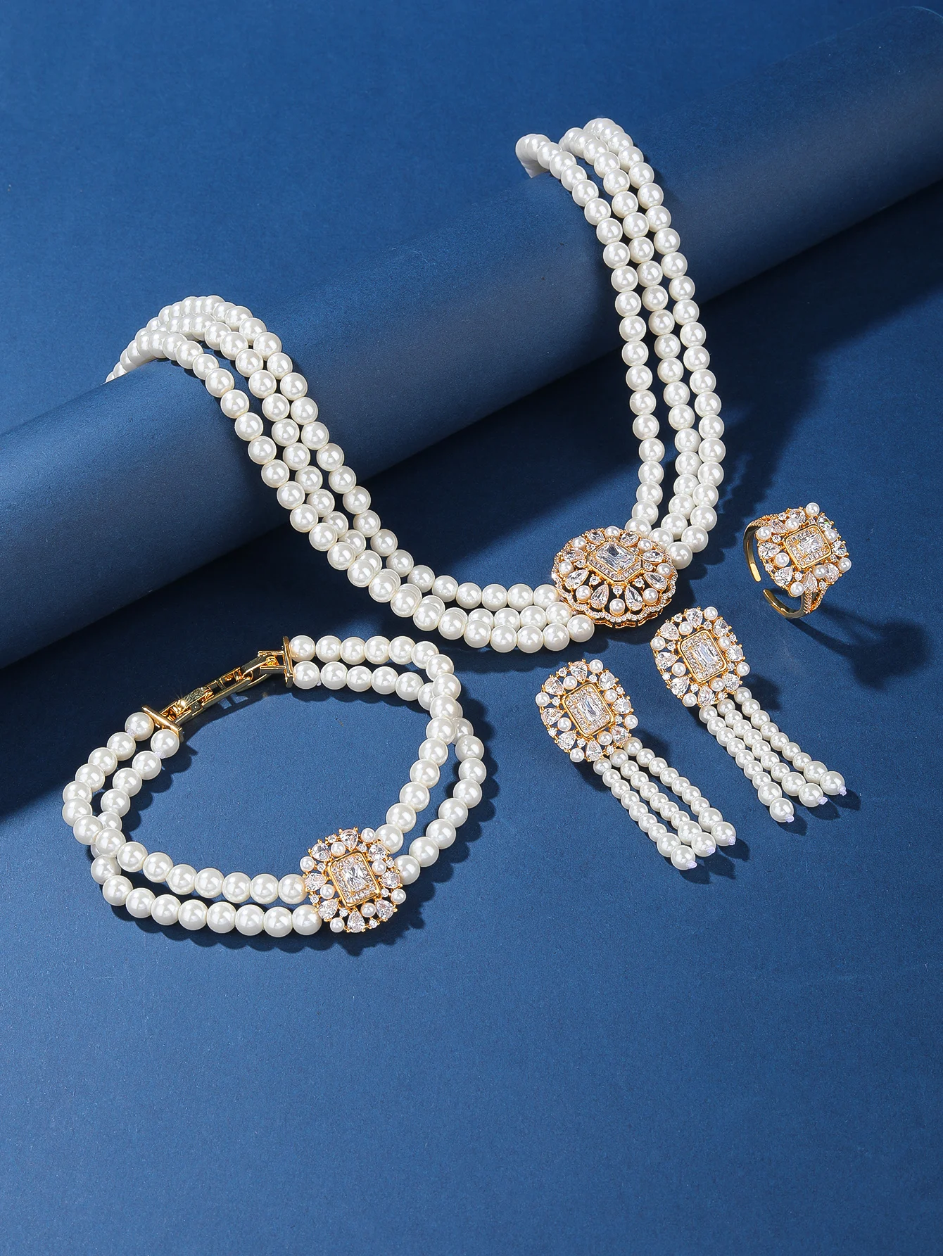 Гламурная коллекция ювелирных изделий из жемчуга и кристаллов: Fusion of Vintage Charm и современная элегантность, комплект ювелирных изделий из 4 предметов для женщин на свадьбу
Гламурная коллекция ювелирных изделий из жемчуга и кристаллов: Fusion of Vintage Charm и современная элегантность, комплект ювелирных изделий из 4 предметов для женщин на свадьбу