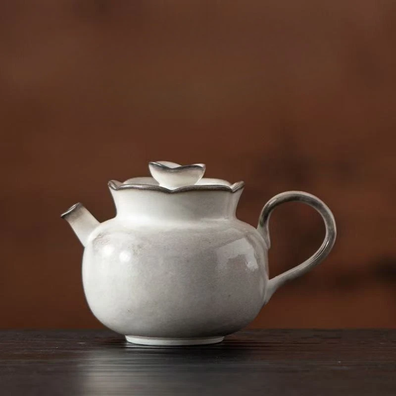 1Pc Ink and Wash Zhiye Flower Mouth Pot Kung Fu TeaSet Ball Hole Filter Bubble Teapot Household Ceramic Anti-scalding Handle Pot
1Pc Ink and Wash Zhiye Flower Mouth Pot Kung Fu TeaSet Ball Hole Filter Bubble Teapot Household Ceramic Anti-scalding Handle Pot