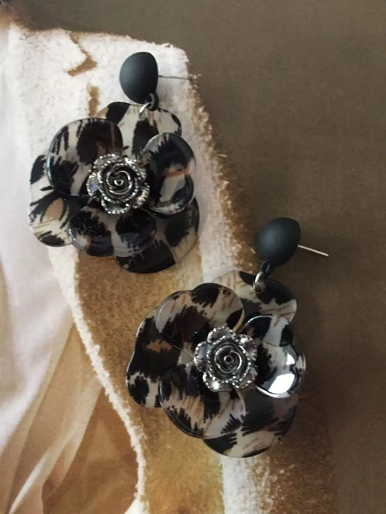 Luxury hot sale vintage leopard print flower earrings light luxury high-end feeling unique earrings small design sense Melard
Luxury hot sale vintage leopard print flower earrings light luxury high-end feeling unique earrings small design sense Melard