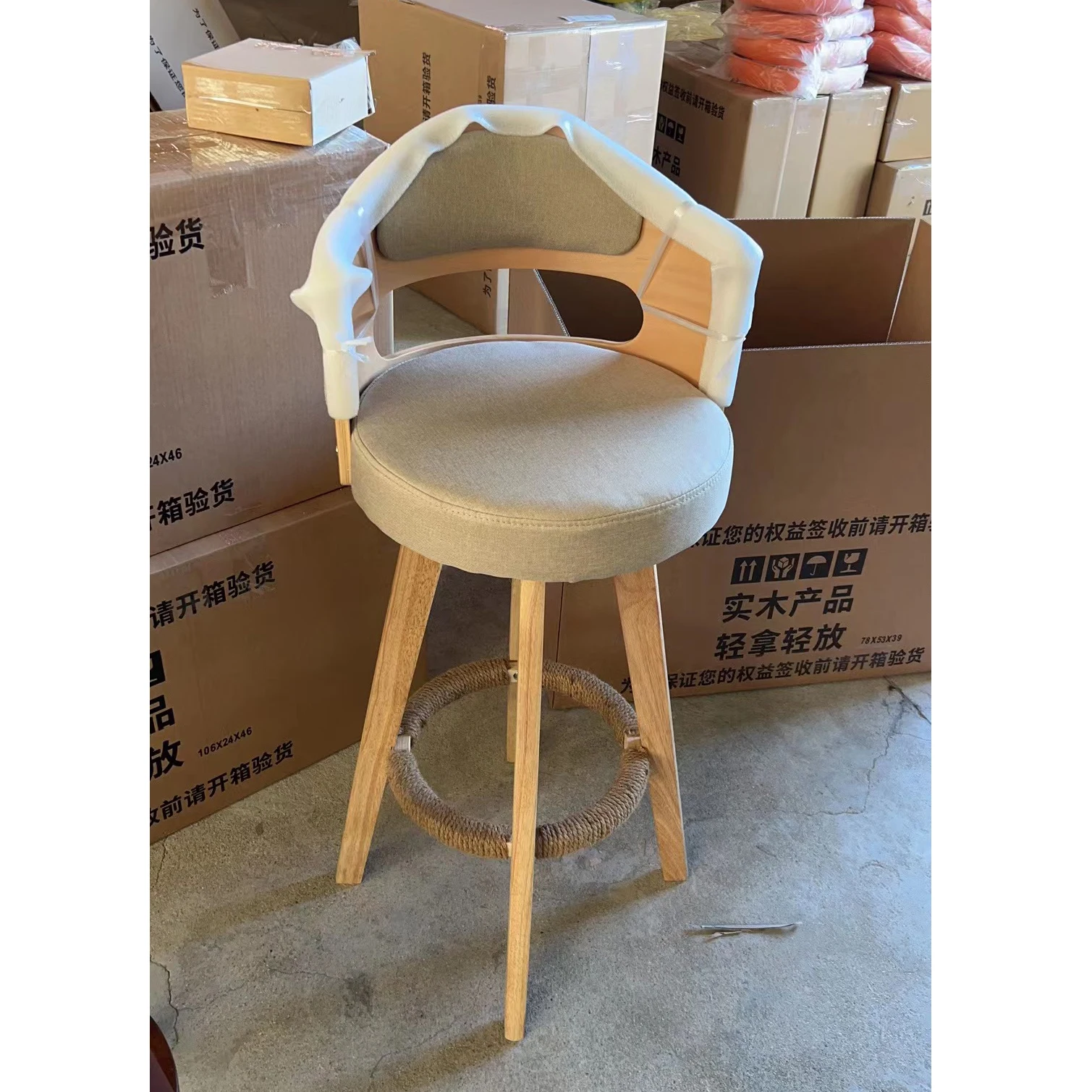 Wholesale Modern Bar Counter Chair Home Casual Cafe Kitchen Solid Wood Swivel High Bar Stool
Wholesale Modern Bar Counter Chair Home Casual Cafe Kitchen Solid Wood Swivel High Bar Stool