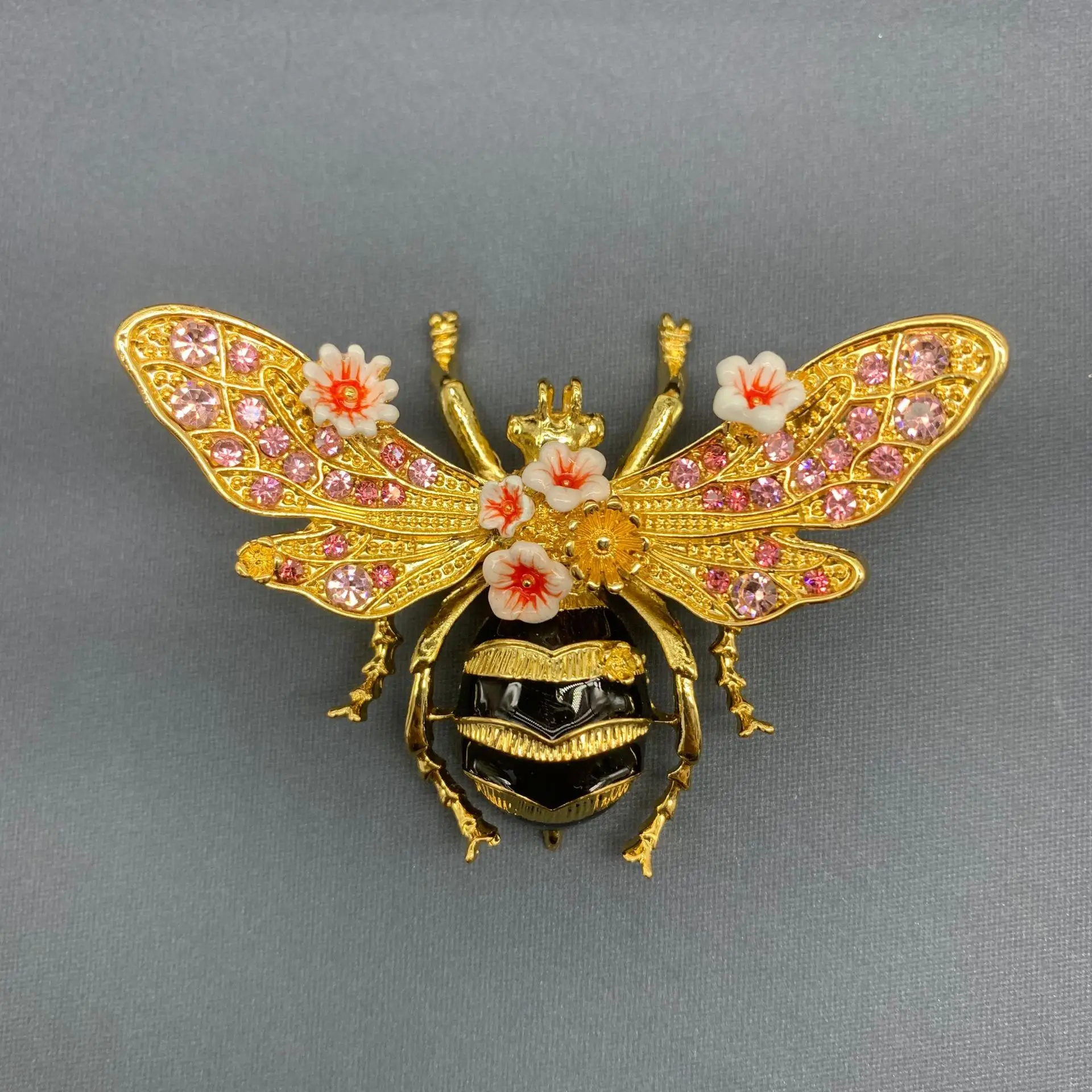 Vintage Enamel Glaze Diamond-set Heavy Industry Retro Bee Brooch - Unique Style M266
Vintage Enamel Glaze Diamond-set Heavy Industry Retro Bee Brooch - Unique Style M266