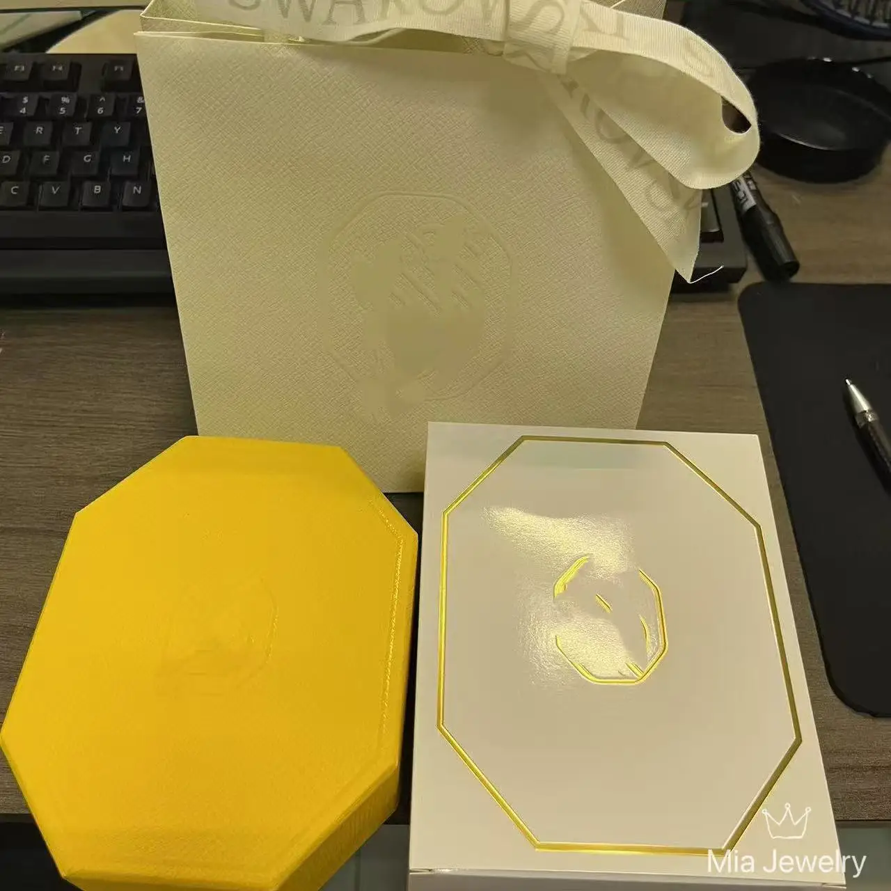 2025 New SW Jewelry Packaging Box Necklace Ring Exquisite Earrings Jewelry Box Butterfly Ribbon Gift Romantic
2025 New SW Jewelry Packaging Box Necklace Ring Exquisite Earrings Jewelry Box Butterfly Ribbon Gift Romantic