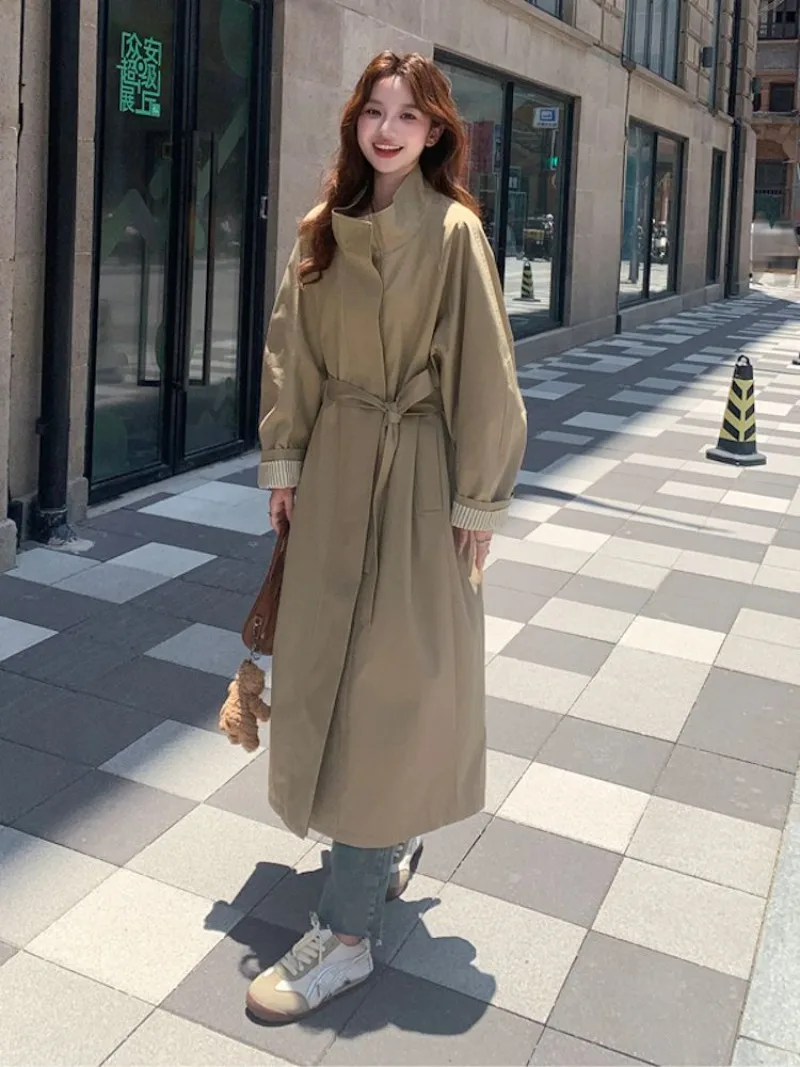 2026 Autumn Female Khaki Stand-up Collar Silhouette Trench Coat Women's High-end British Style Loose Medium and Long Casual Coat
2026 Autumn Female Khaki Stand-up Collar Silhouette Trench Coat Women's High-end British Style Loose Medium and Long Casual Coat