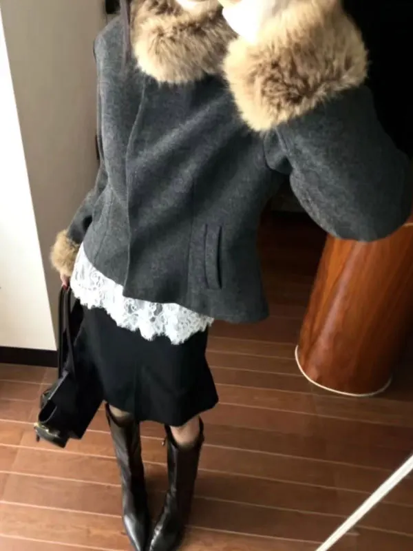 Ретро-пальто для женщин: модная зимняя верхняя одежда с поясом на талии, уникальный привлекательный дизайн, подходит для маленьких размеров.
Ретро-пальто для женщин: модная зимняя верхняя одежда с поясом на талии, уникальный привлекательный дизайн, подходит для маленьких размеров.