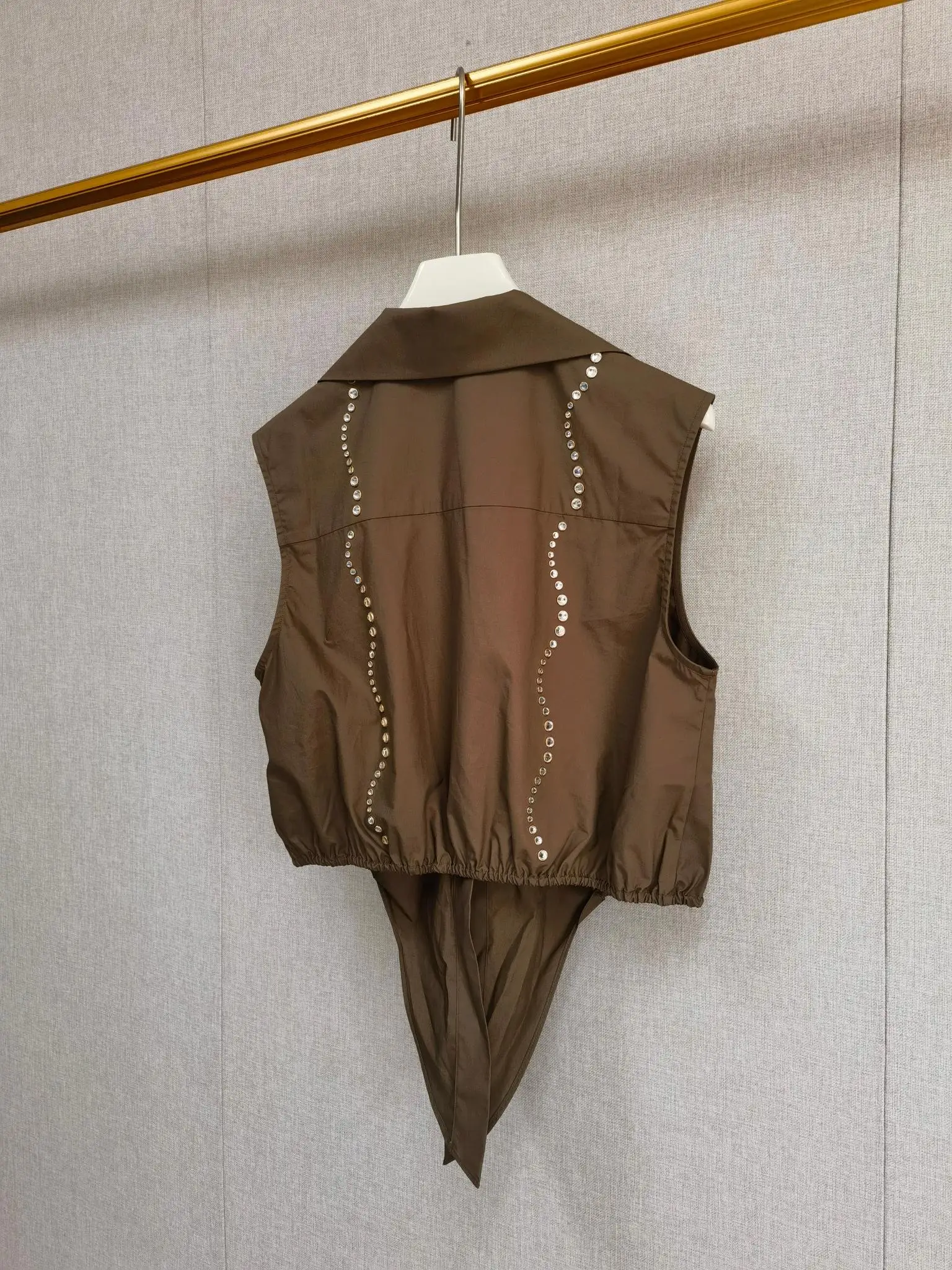 Women Notched Collar Vest Hot Rhinestone Decoration Knot Waist Cinching Sleeveless Tank Top or Layered Ruffles Midi Skirt
Women Notched Collar Vest Hot Rhinestone Decoration Knot Waist Cinching Sleeveless Tank Top or Layered Ruffles Midi Skirt