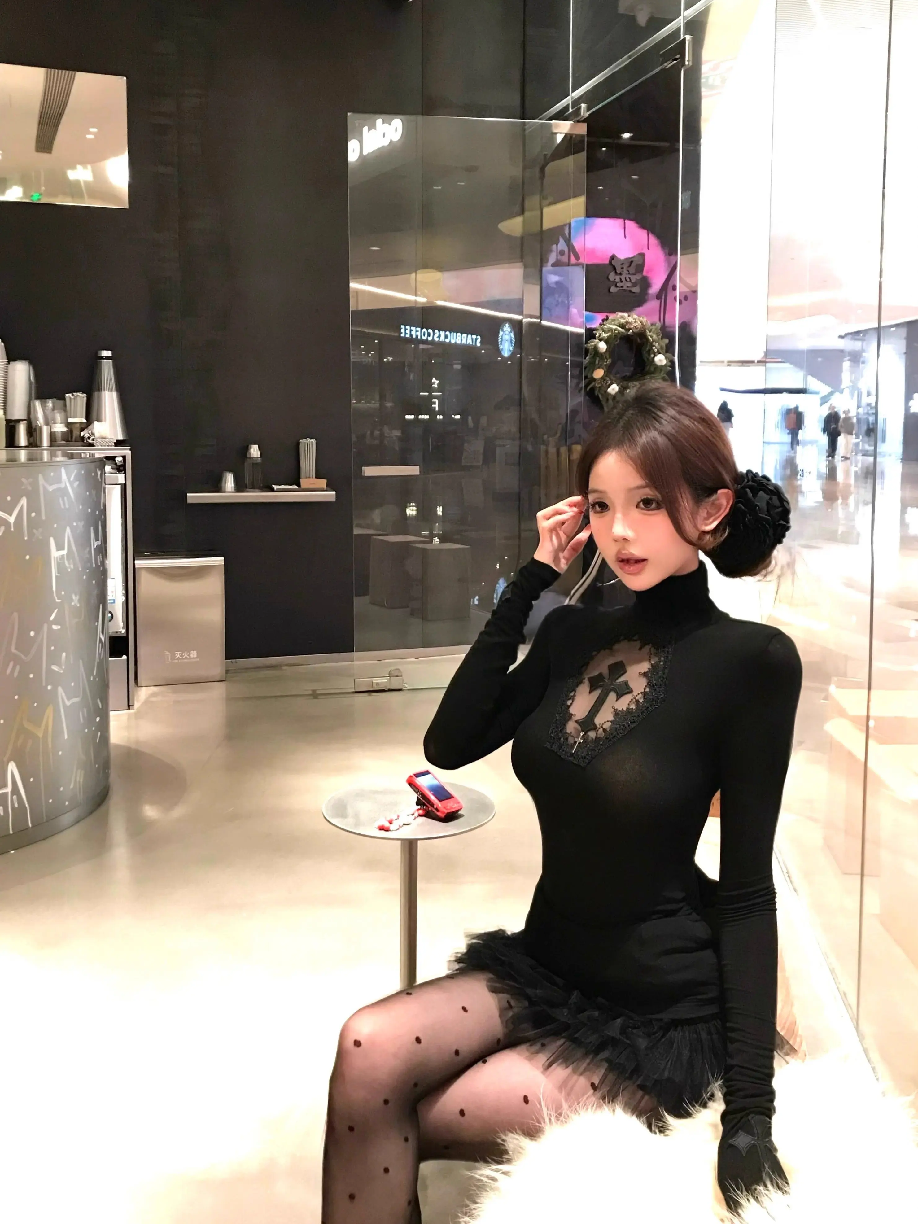 Футболка с длинными рукавами и перекрестным кружевом, женская весенняя дизайнерская футболка с узкой талией, черный топ с высоким воротником 
Футболка с длинными рукавами и перекрестным кружевом, женская весенняя дизайнерская футболка с узкой талией, черный топ с высоким воротником