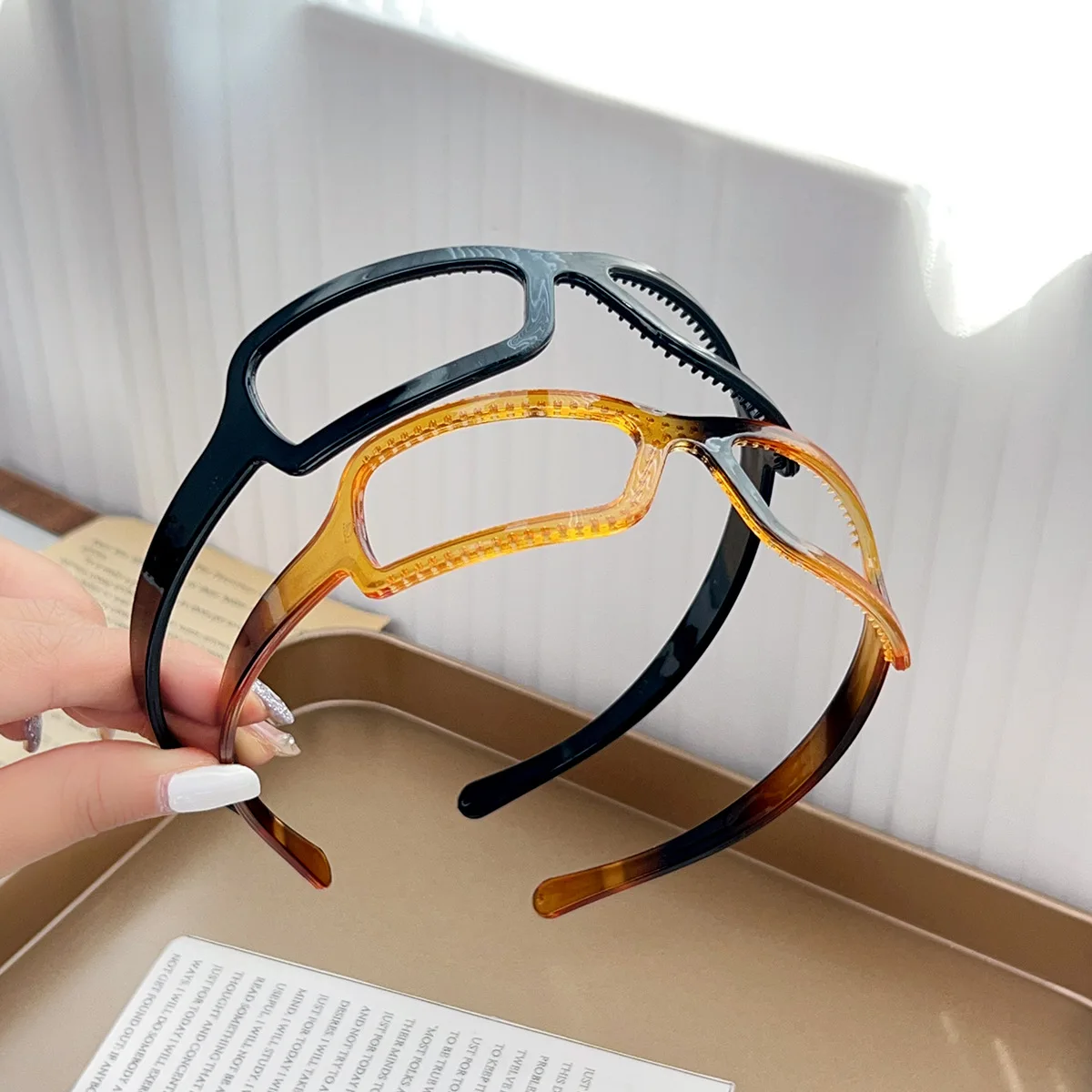 BYL New Eyeframe Headband Summer Acrylic Headband Versatile Personality Cool Girls Hiarbands Hair Accessories for Women Girls
BYL New Eyeframe Headband Summer Acrylic Headband Versatile Personality Cool Girls Hiarbands Hair Accessories for Women Girls