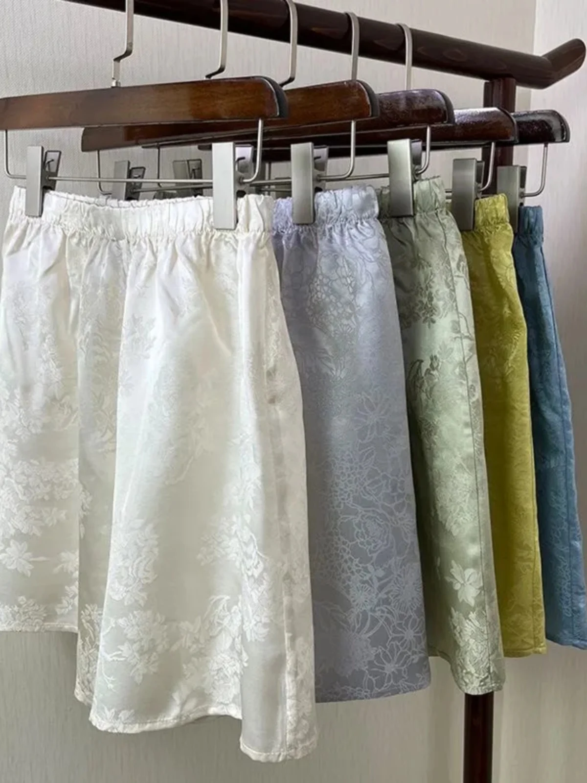 Elegant Silk Floral Casual Shorts Women's Loose Fit Versatile Slimming 5-Point Pants Thin Base Layer Pants Comfortable Leisure
Elegant Silk Floral Casual Shorts Women's Loose Fit Versatile Slimming 5-Point Pants Thin Base Layer Pants Comfortable Leisure