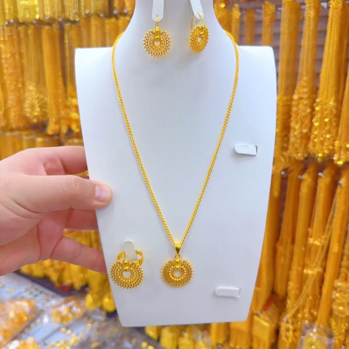 Новое Дубайское 24-каратное позолоченное ожерелье, серьги, кольца, комплект ювелирных изделий для свадебной вечеринки, подарок для любовника YY10753
Новое Дубайское 24-каратное позолоченное ожерелье, серьги, кольца, комплект ювелирных изделий для свадебной вечеринки, подарок для любовника YY10753