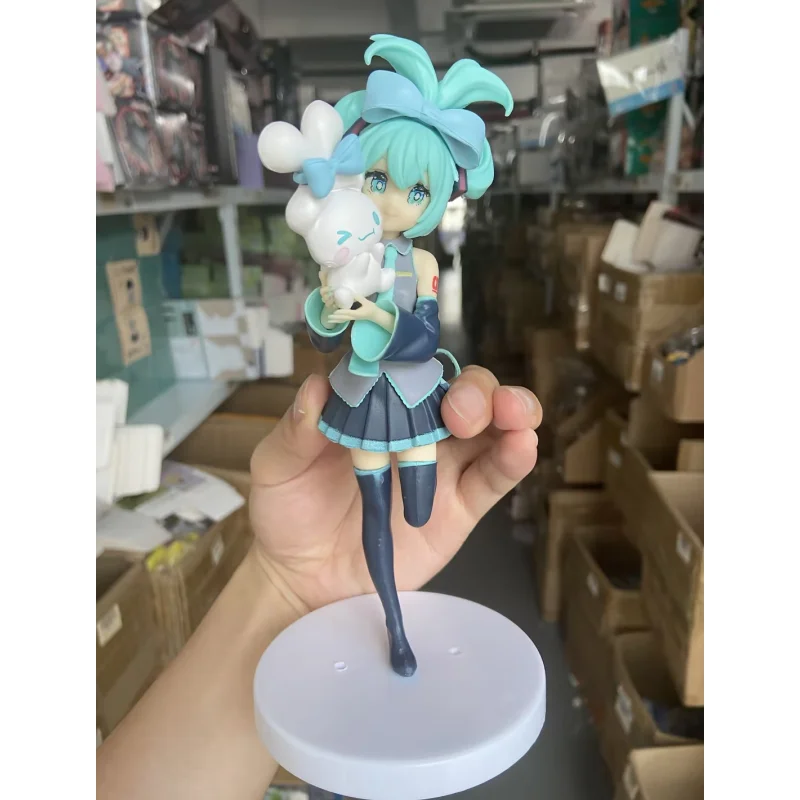 Аниме Hatsune Miku Cinnamoroll фигурка из ПВХ модели Аниме периферийные декоративные коллекционные украшения кавайные детские игрушки в подарок
Аниме Hatsune Miku Cinnamoroll фигурка из ПВХ модели Аниме периферийные декоративные коллекционные украшения кавайные детские игрушки в подарок