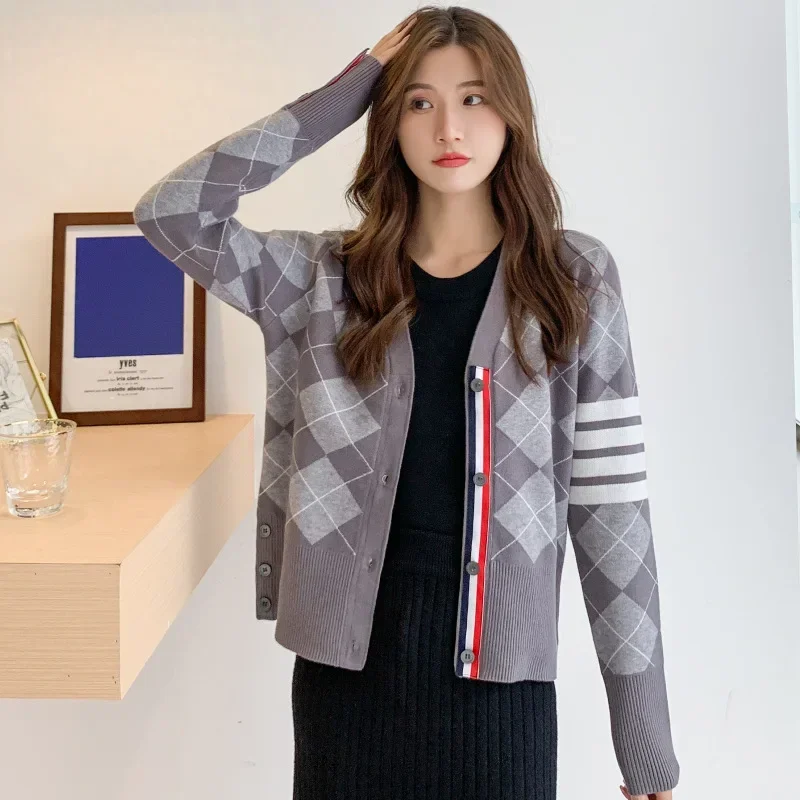 Autumn and Winter New Long-sleeved Knitted Cardigan Women Contrasting Color Retro Diamond Single-breasted V-neck Sweaters
Autumn and Winter New Long-sleeved Knitted Cardigan Women Contrasting Color Retro Diamond Single-breasted V-neck Sweaters