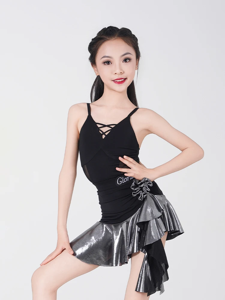 The 2025 new style of girls Latin dance costumes, high-end halter tops and full-length skirts are presented as training outfits
The 2025 new style of girls Latin dance costumes, high-end halter tops and full-length skirts are presented as training outfits