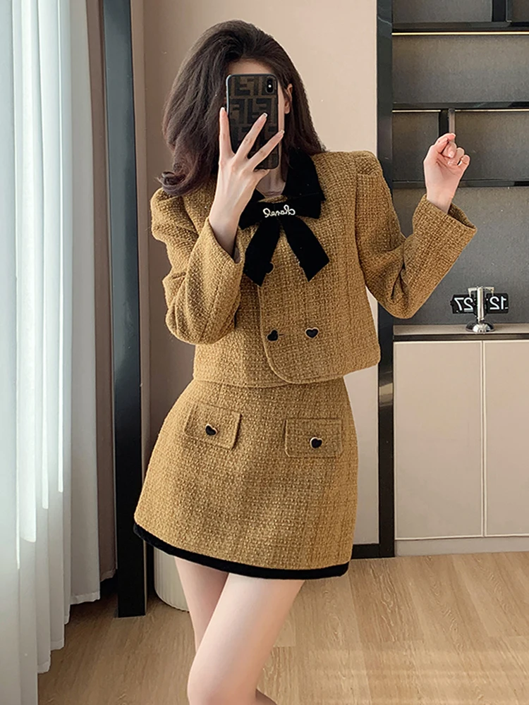 Fall Tweed 2 Piece Set for Women Vintage Outfit Double Breasted Woolen Short Jacket Coat +Mini Skirt Suit Elegant Lady Fashion
Fall Tweed 2 Piece Set for Women Vintage Outfit Double Breasted Woolen Short Jacket Coat +Mini Skirt Suit Elegant Lady Fashion